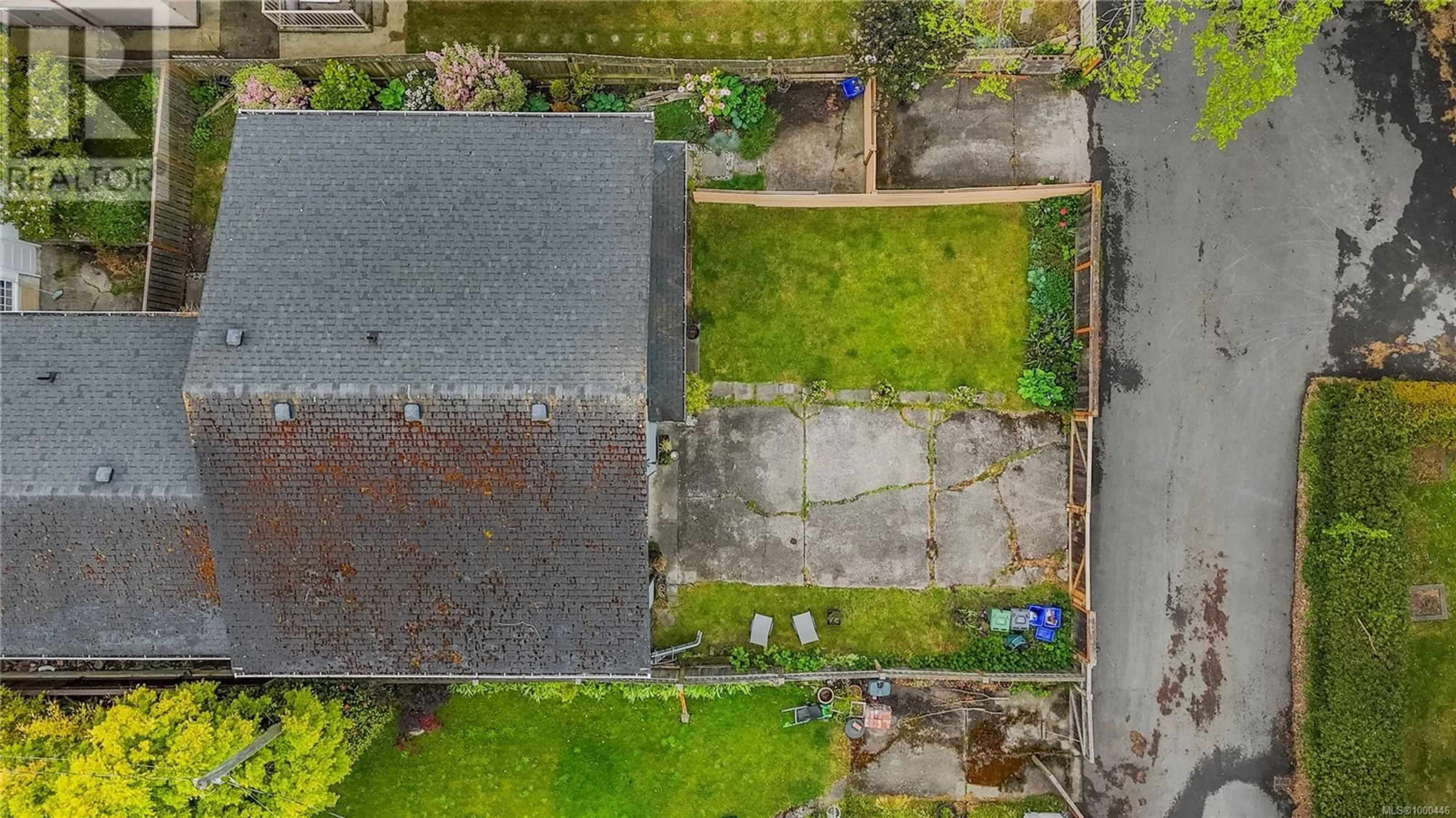 A pic from outside/outdoor area/front of a property/back of a property/a pic from drone, building for 184-186 ST. CHARLES STREET, Victoria British Columbia V8S3M7