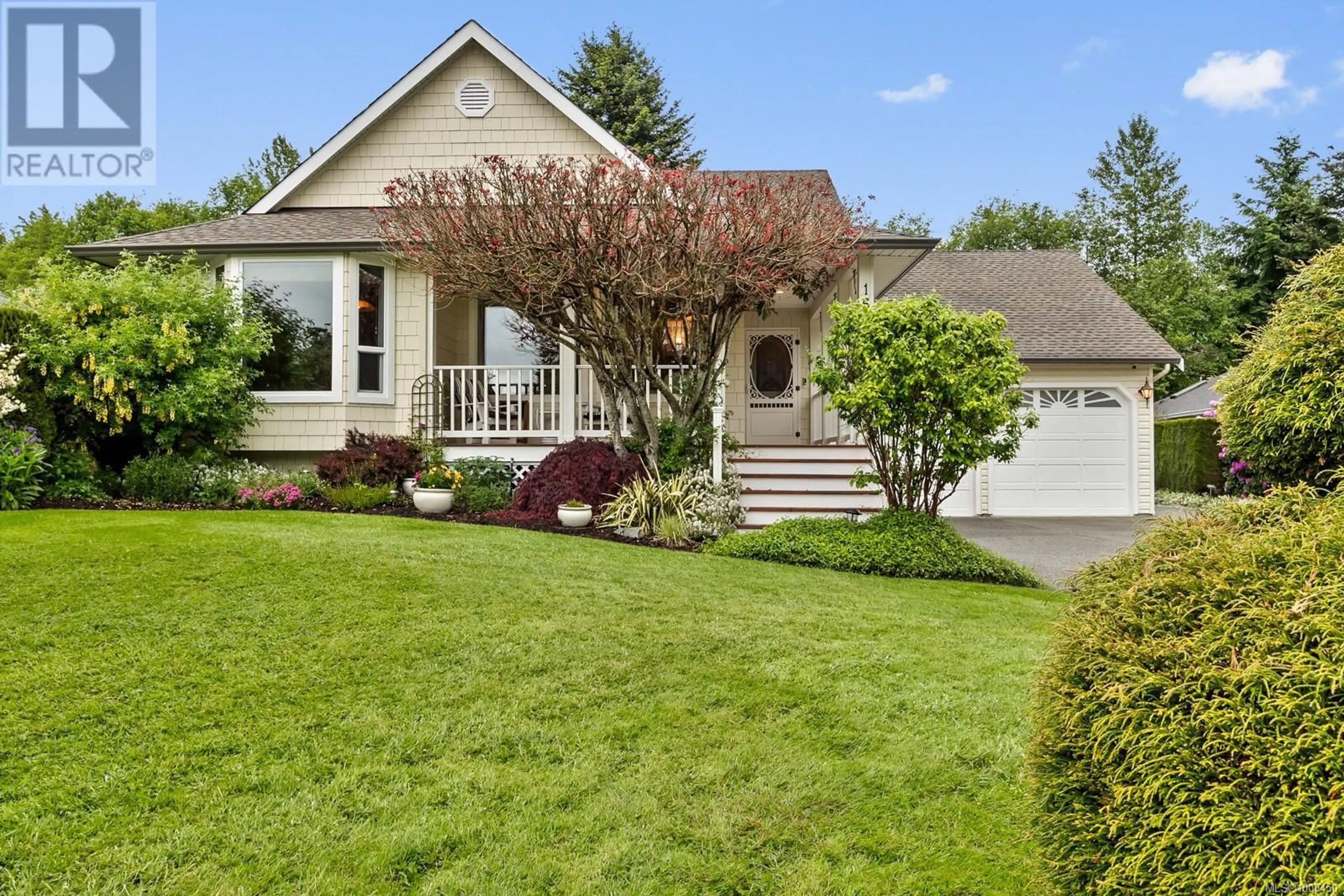 Home with vinyl exterior material, street for 1661 FINCH PLACE, Courtenay British Columbia V9N8M5