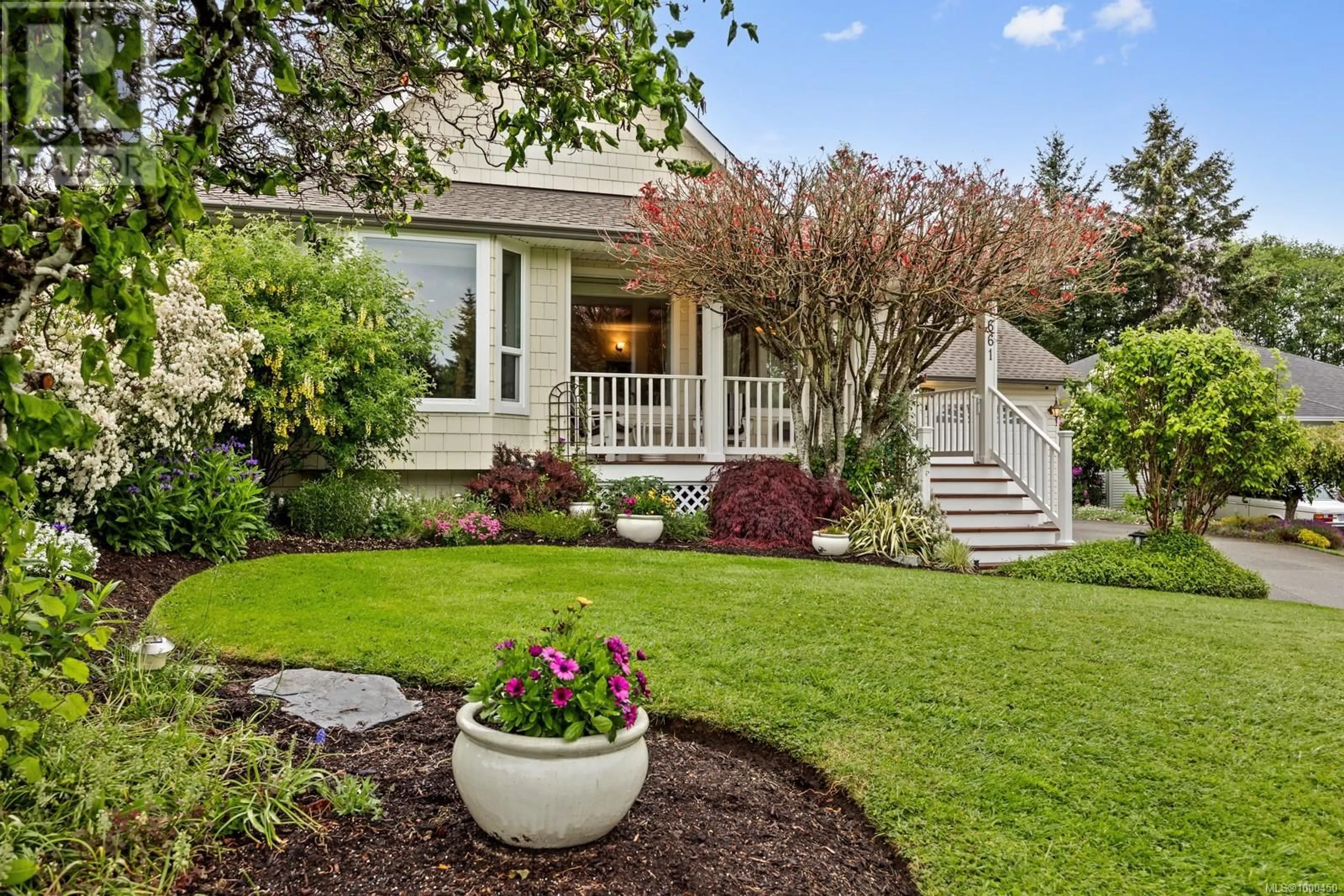 Home with vinyl exterior material, street for 1661 FINCH PLACE, Courtenay British Columbia V9N8M5