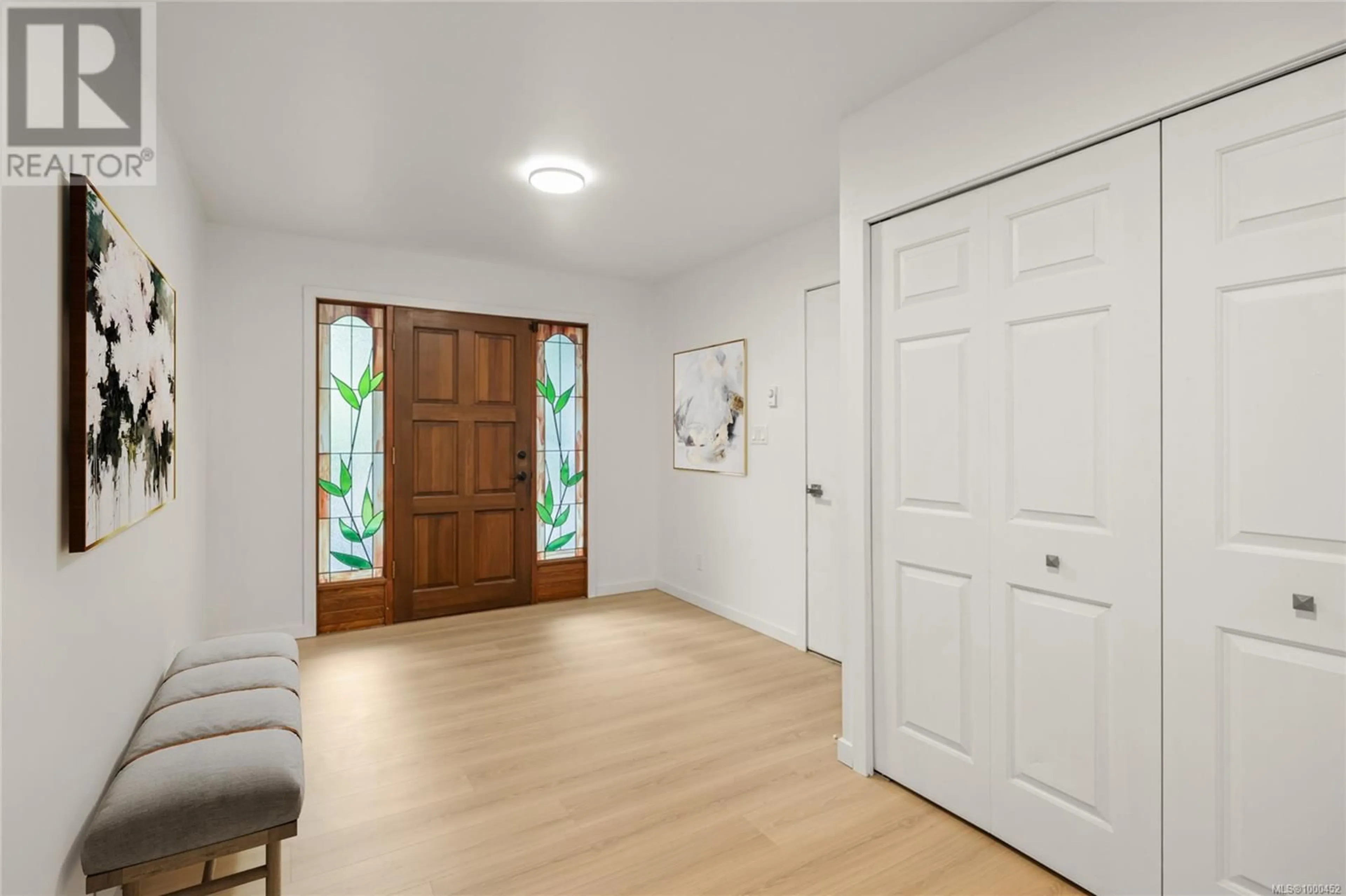 Indoor entryway for 998 LOHBRUNNER ROAD WEST, Saanich British Columbia V8X4K3