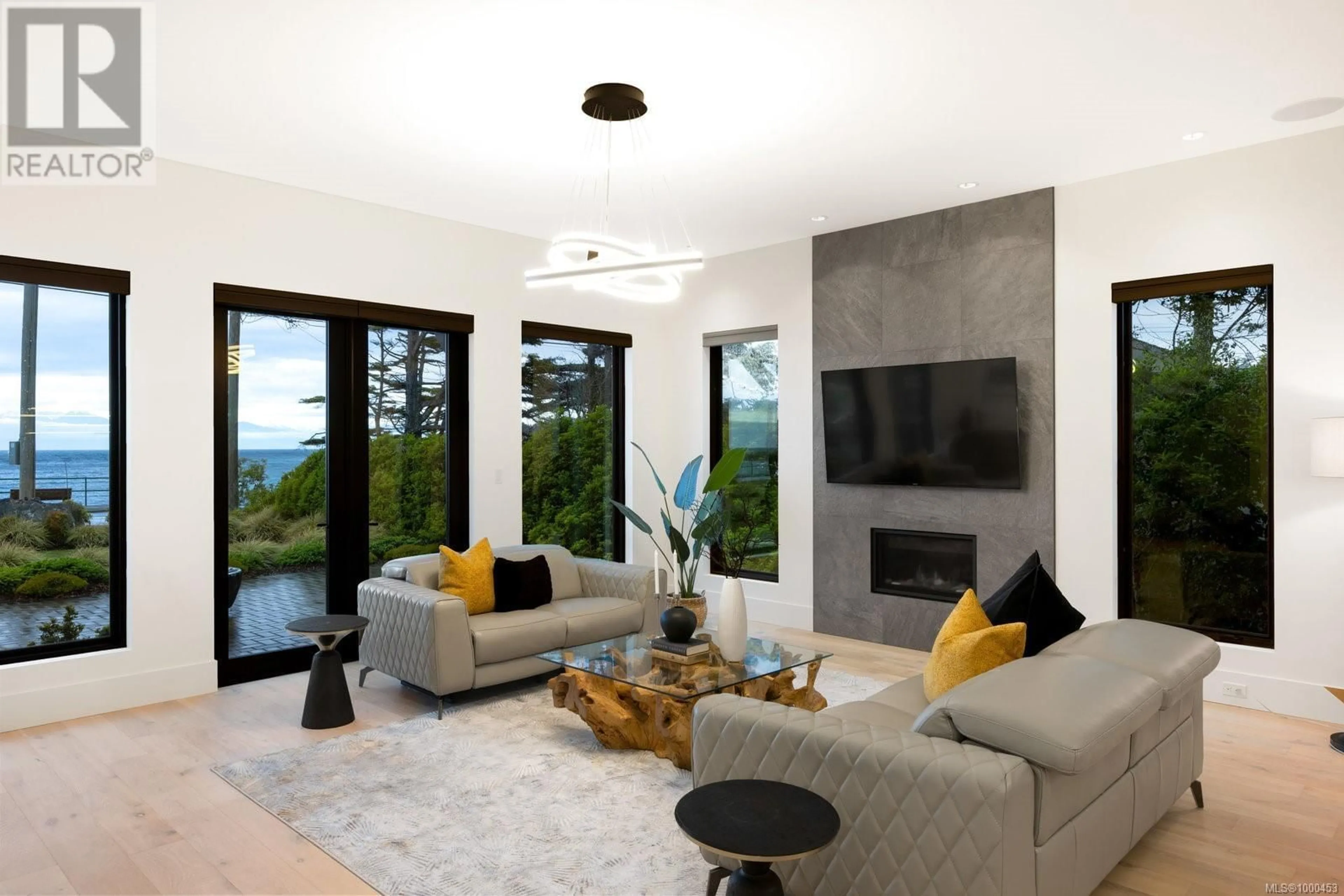 Living room with furniture, unknown for 418 BEACH DRIVE, Oak Bay British Columbia V8S2M4