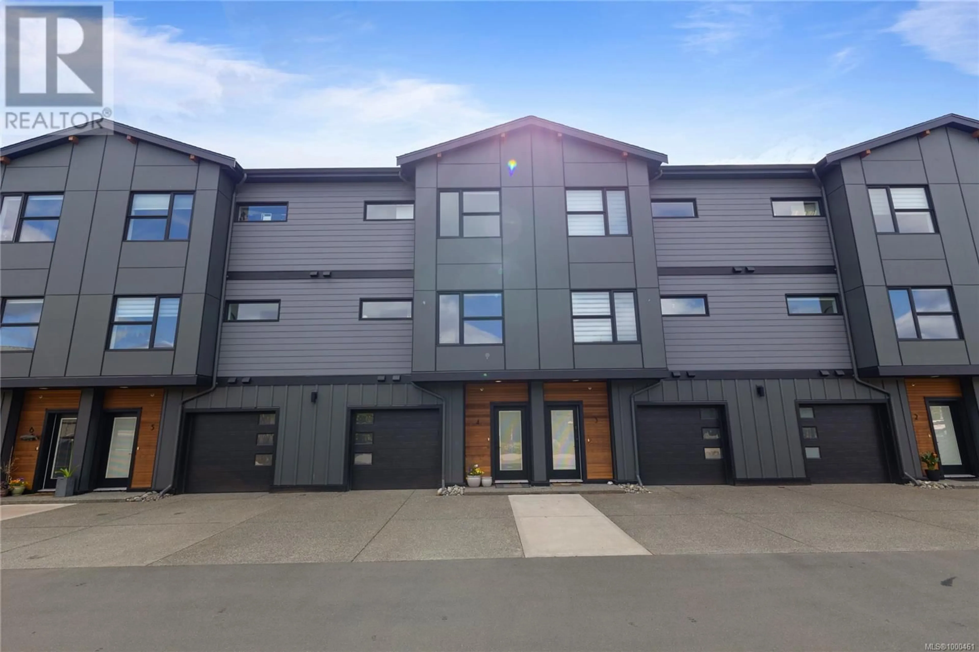 A pic from outside/outdoor area/front of a property/back of a property/a pic from drone, building for 4 - 3016 ALDER STREET SOUTH, Campbell River British Columbia V9H0E5