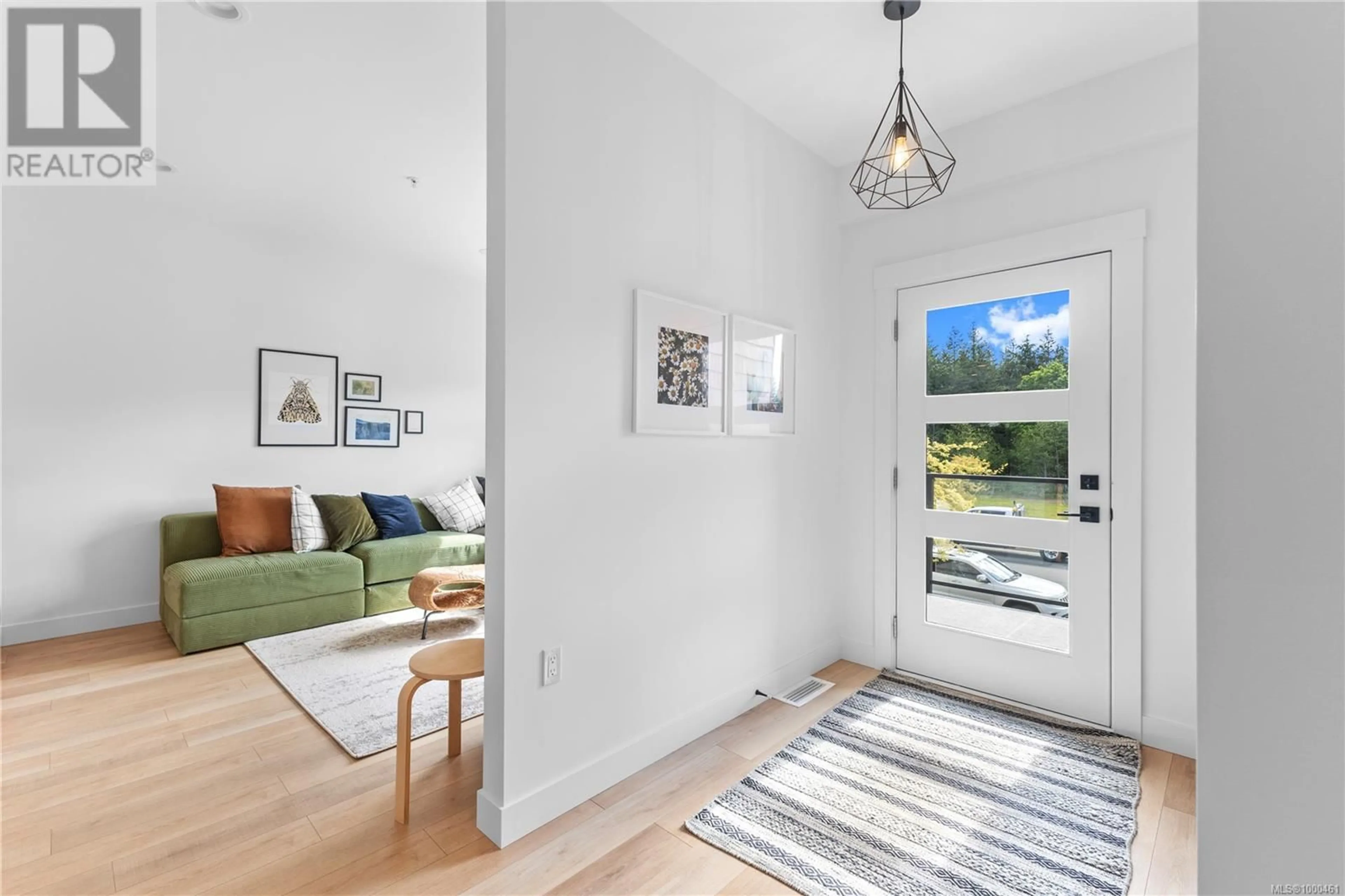 Indoor entryway for 4 - 3016 ALDER STREET SOUTH, Campbell River British Columbia V9H0E5