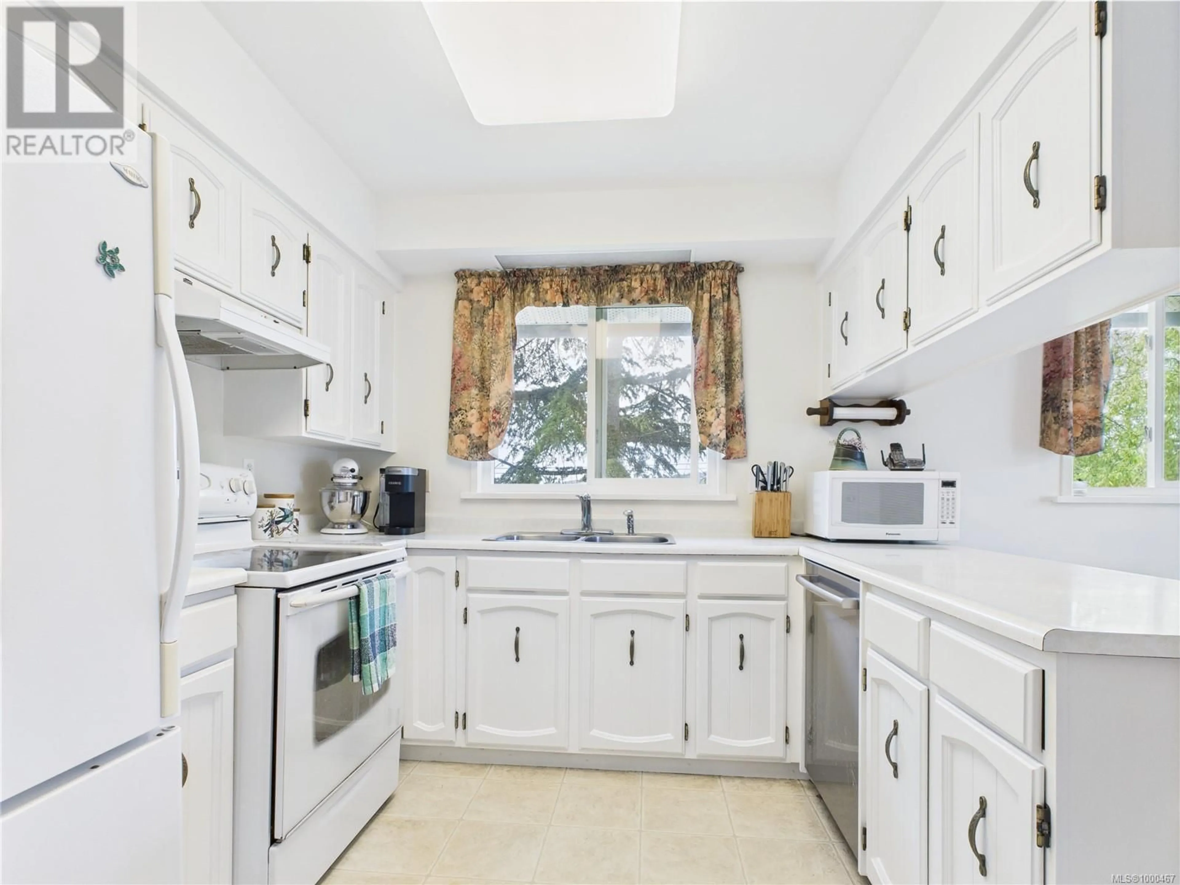 Standard kitchen, ceramic/tile floor for 1920 MILLS ROAD, North Saanich British Columbia V8L5S9