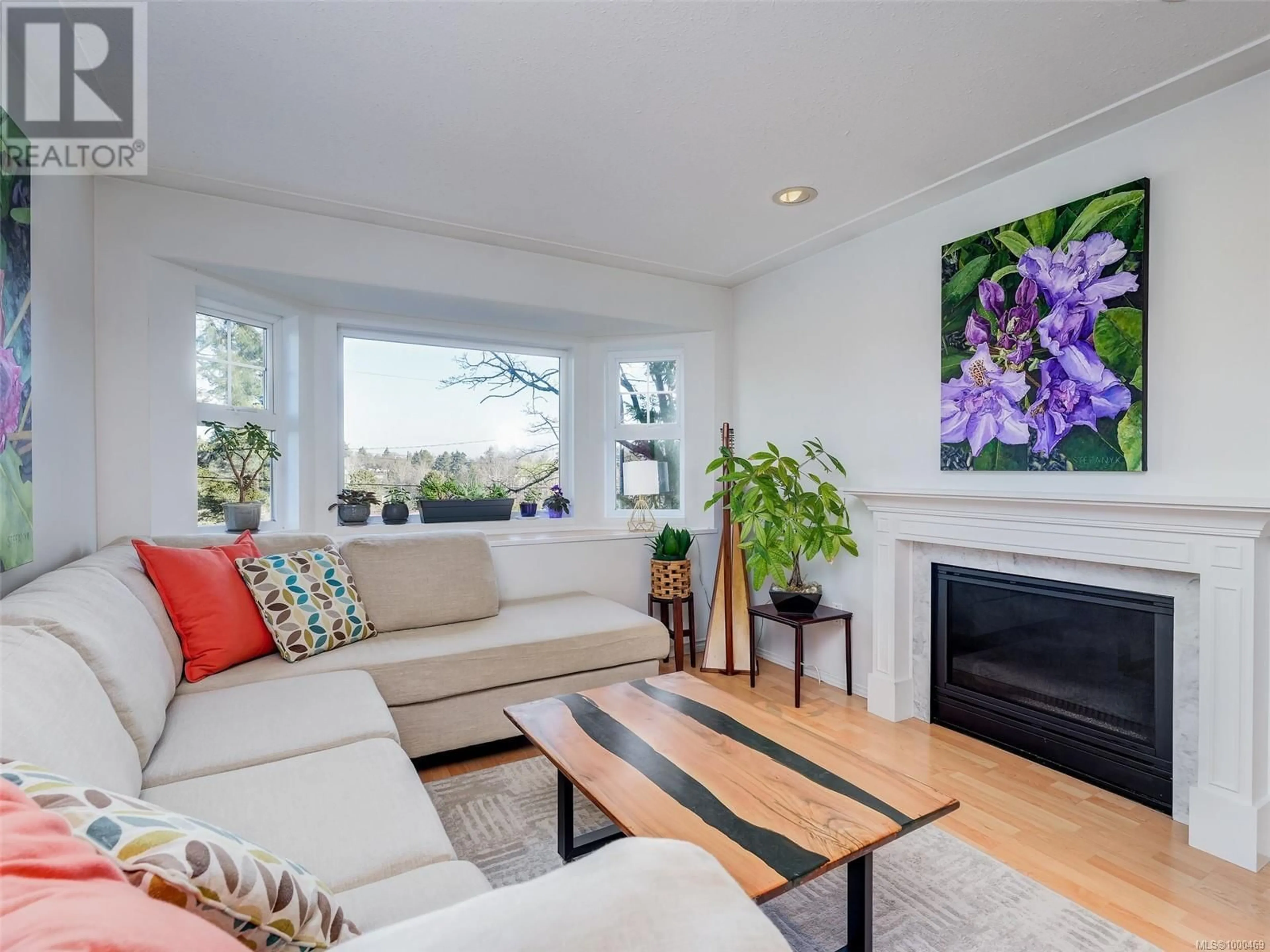 Living room with furniture, wood/laminate floor for 955 FALMOUTH ROAD, Saanich British Columbia V8X3A4
