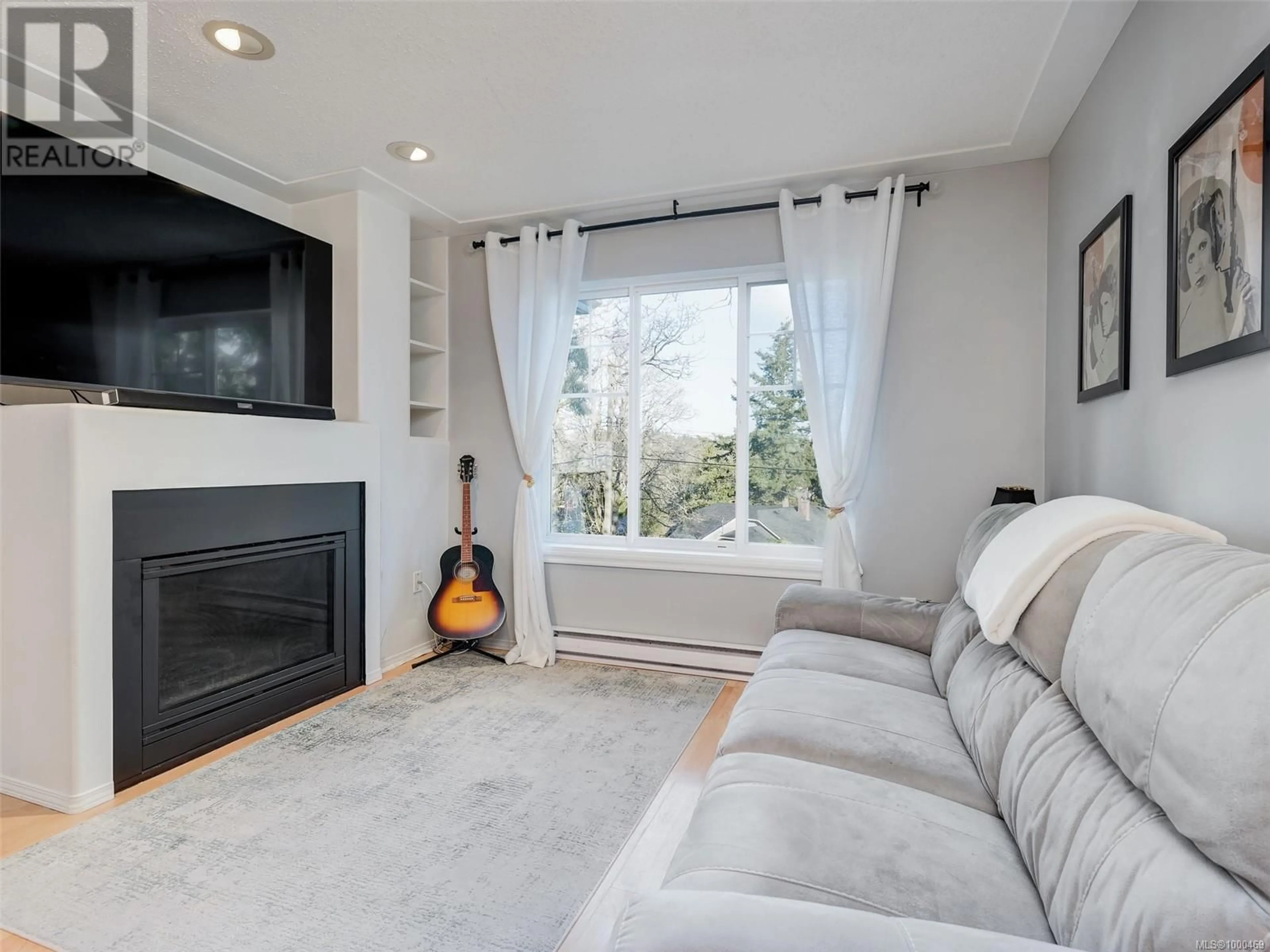 Living room with furniture, unknown for 955 FALMOUTH ROAD, Saanich British Columbia V8X3A4