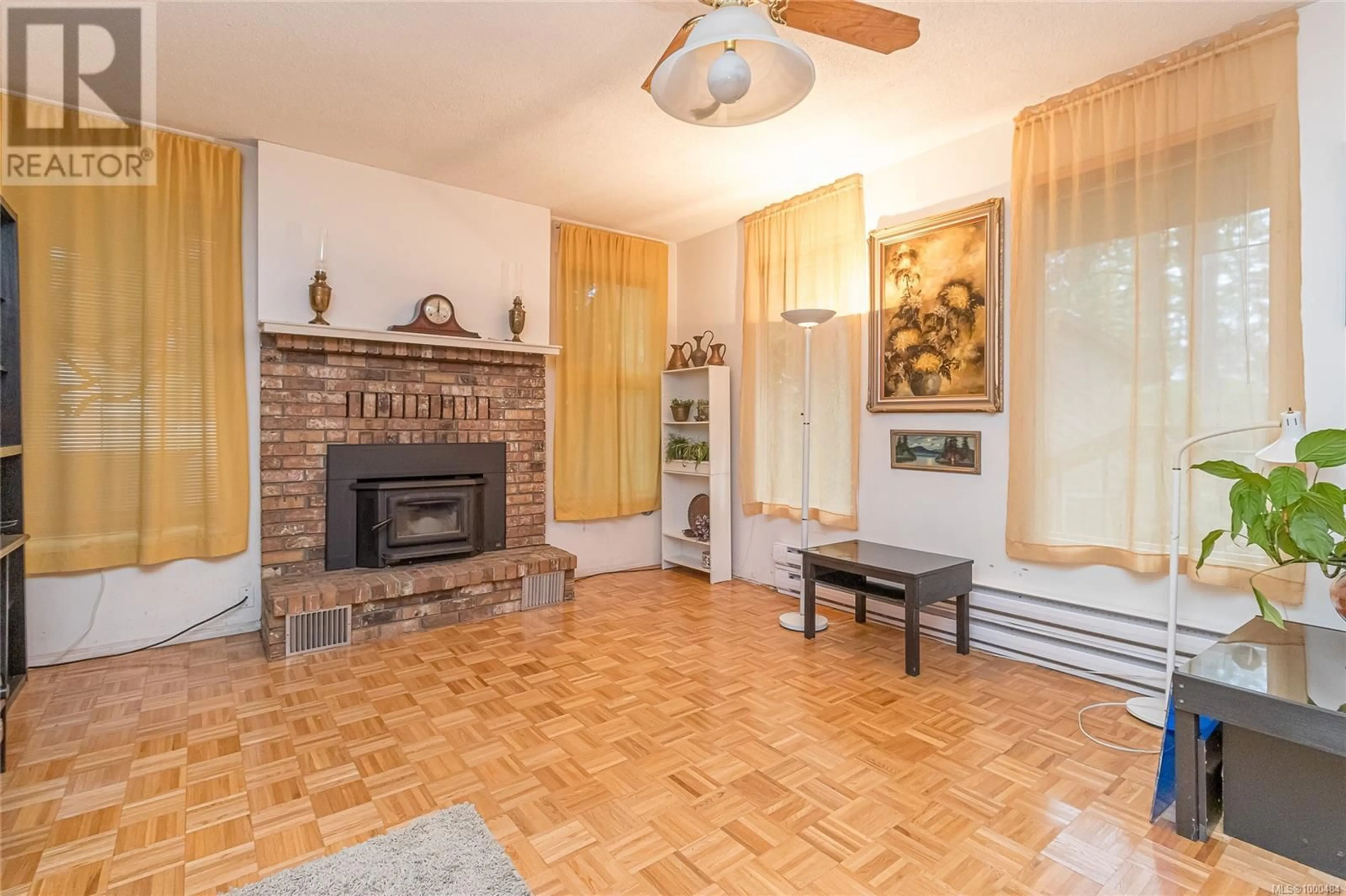 Living room with furniture, unknown for 4205 UPLANDS DRIVE, Nanaimo British Columbia V9T4M5