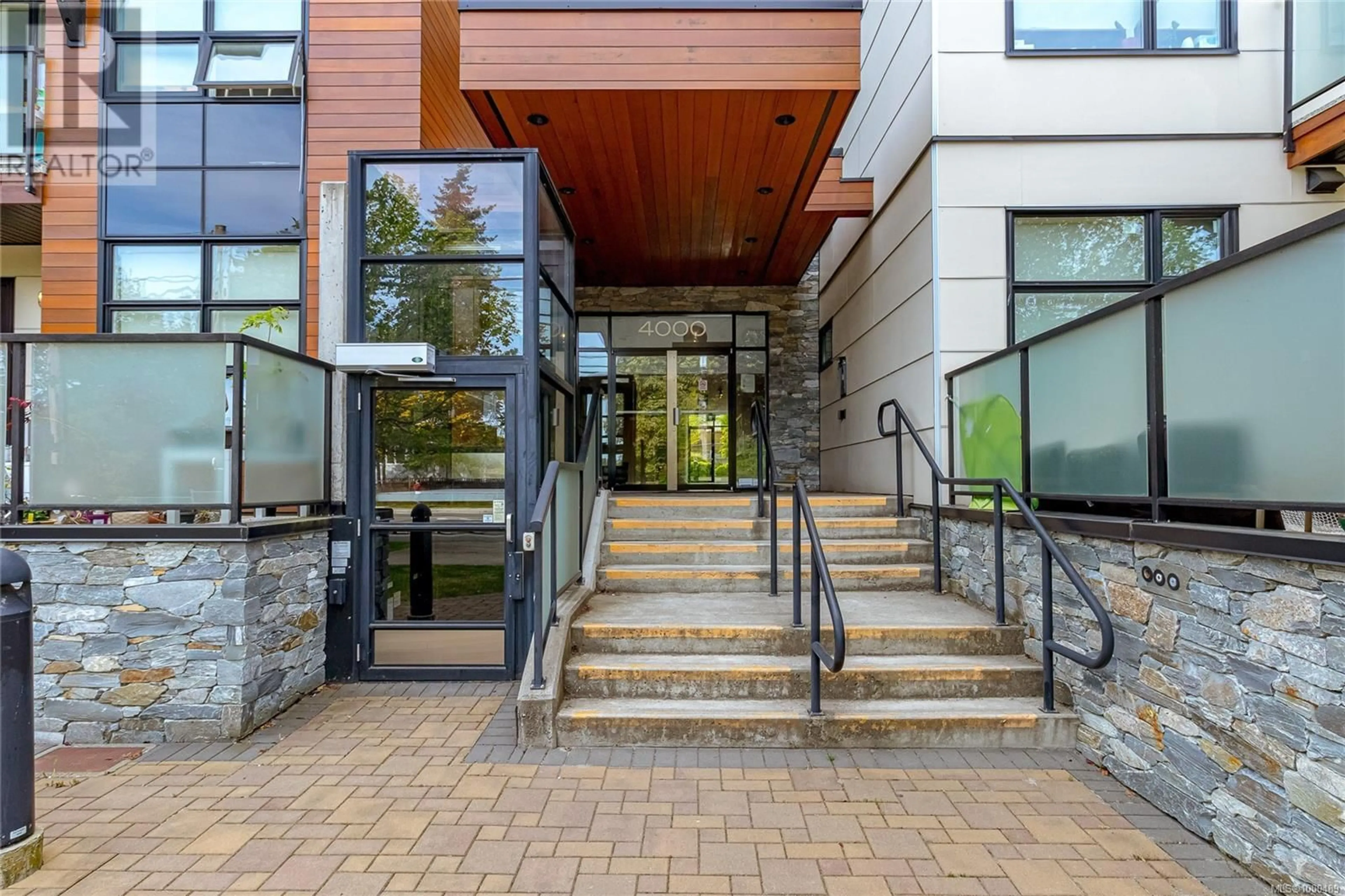Indoor foyer for 102 - 4000 SHELBOURNE STREET, Saanich British Columbia V8N3E4