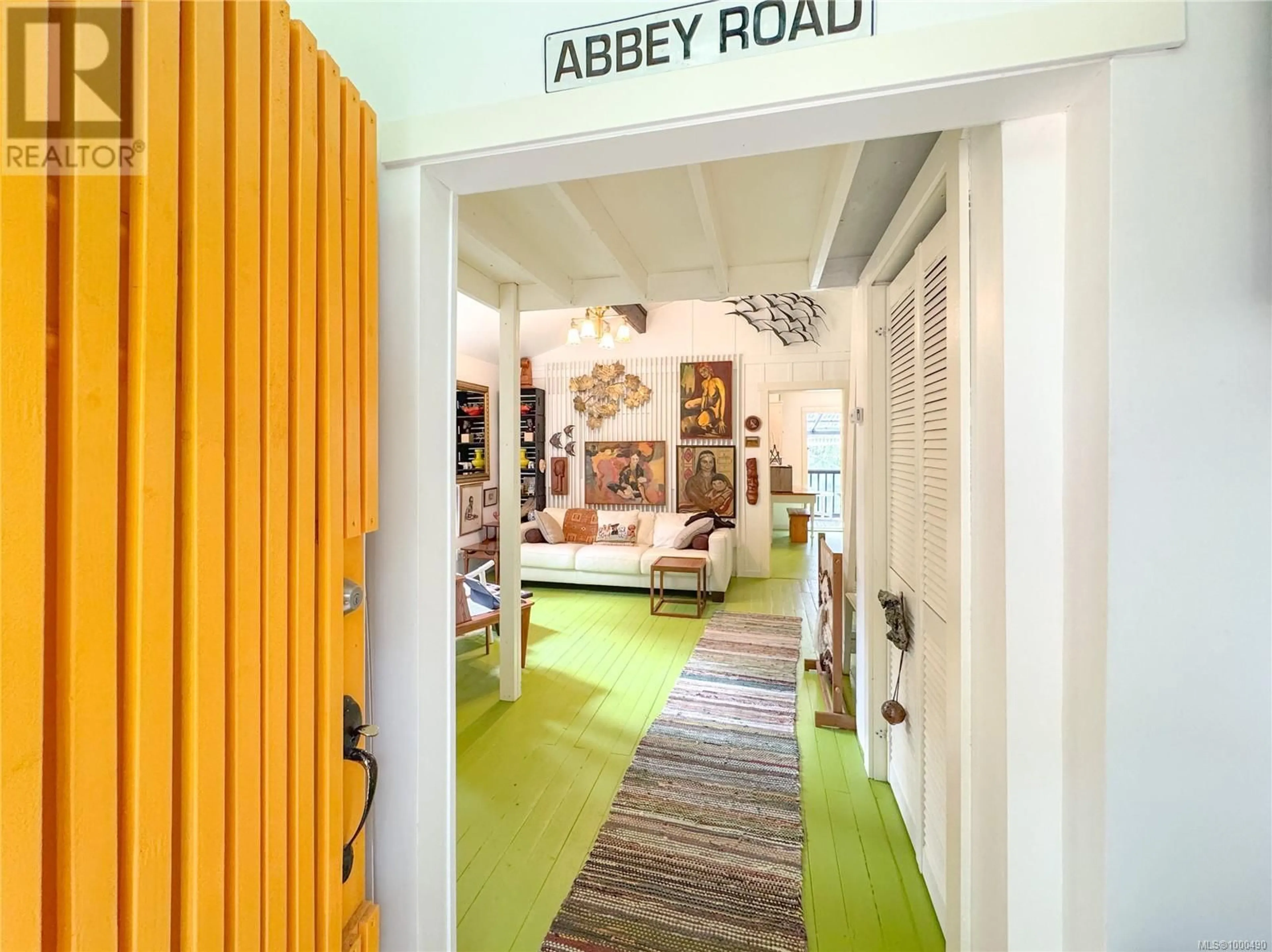 Indoor entryway for 375 HEMLOCK AVENUE, Gabriola Island British Columbia V0R1X1