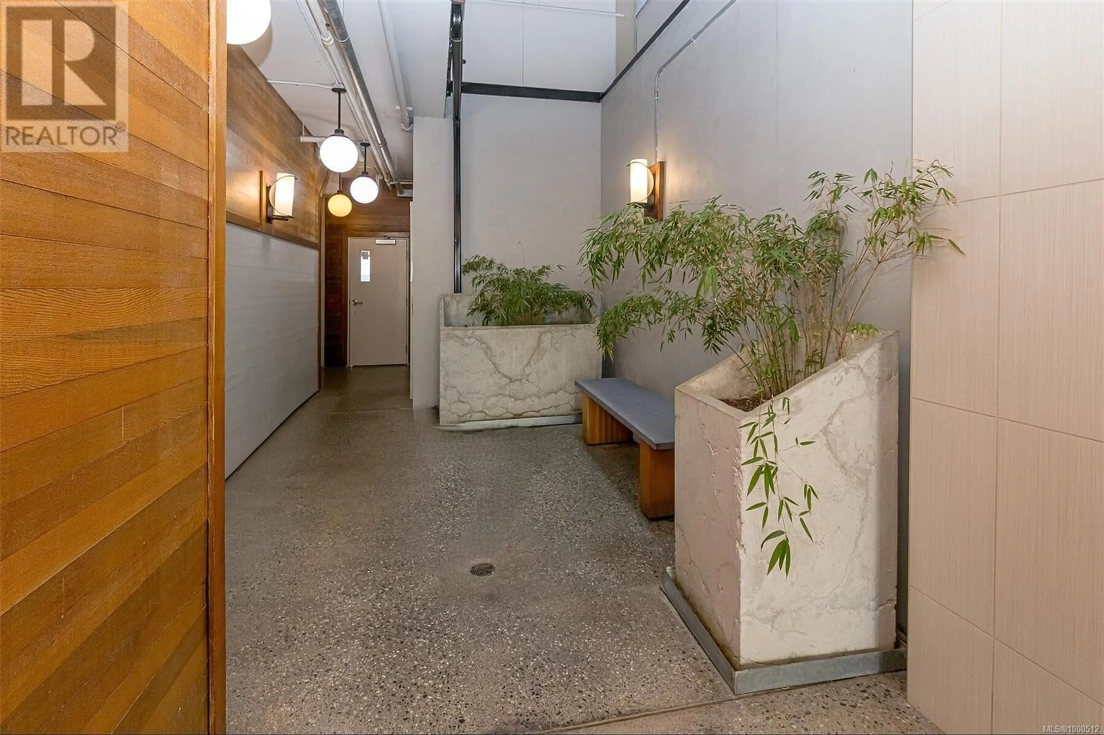 Indoor foyer for 402 - 1121 FORT STREET, Victoria British Columbia V8V3K9