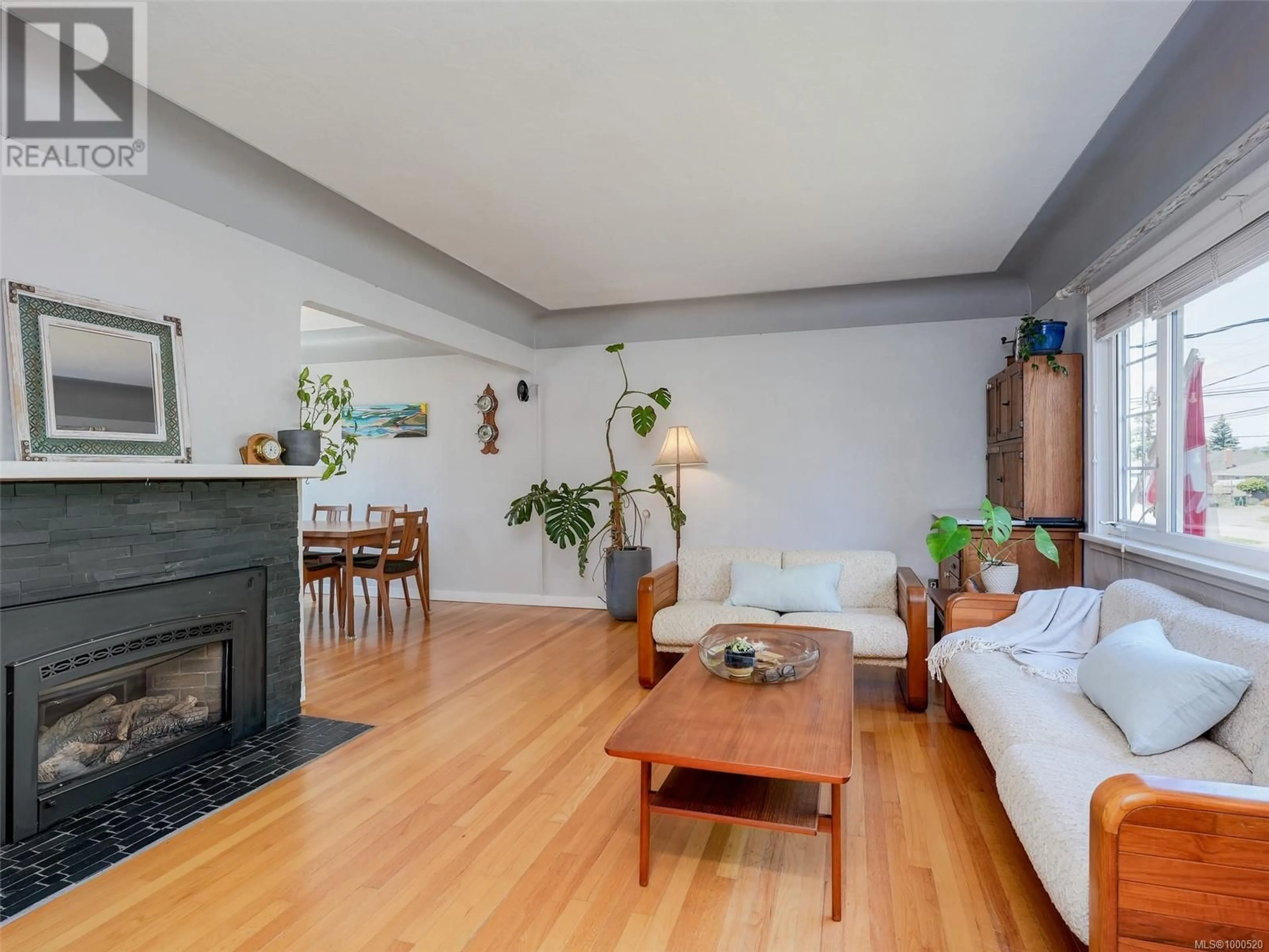 Living room with furniture, wood/laminate floor for 181 HOMER ROAD, Saanich British Columbia V8Z1V7