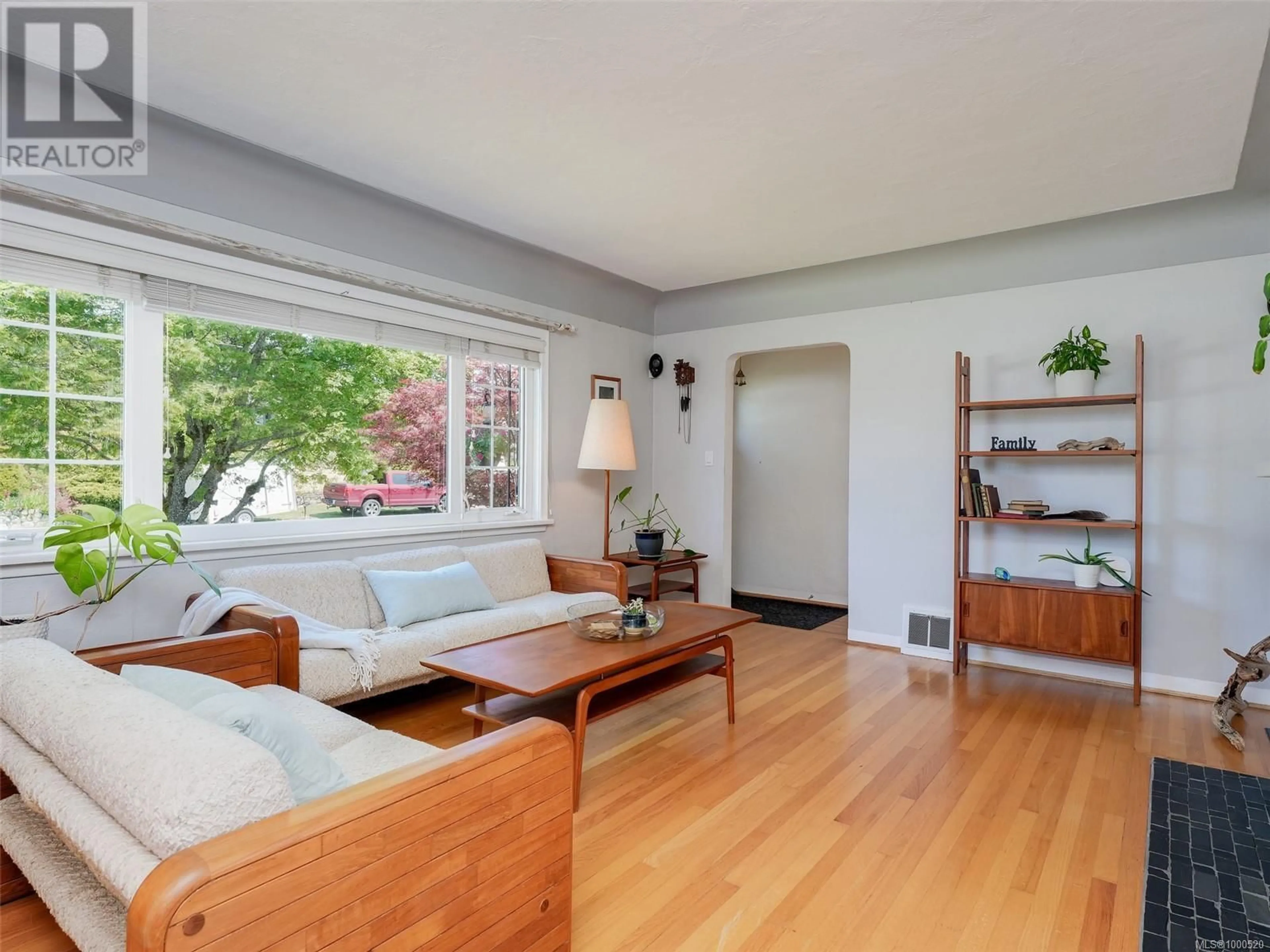 Living room with furniture, wood/laminate floor for 181 HOMER ROAD, Saanich British Columbia V8Z1V7