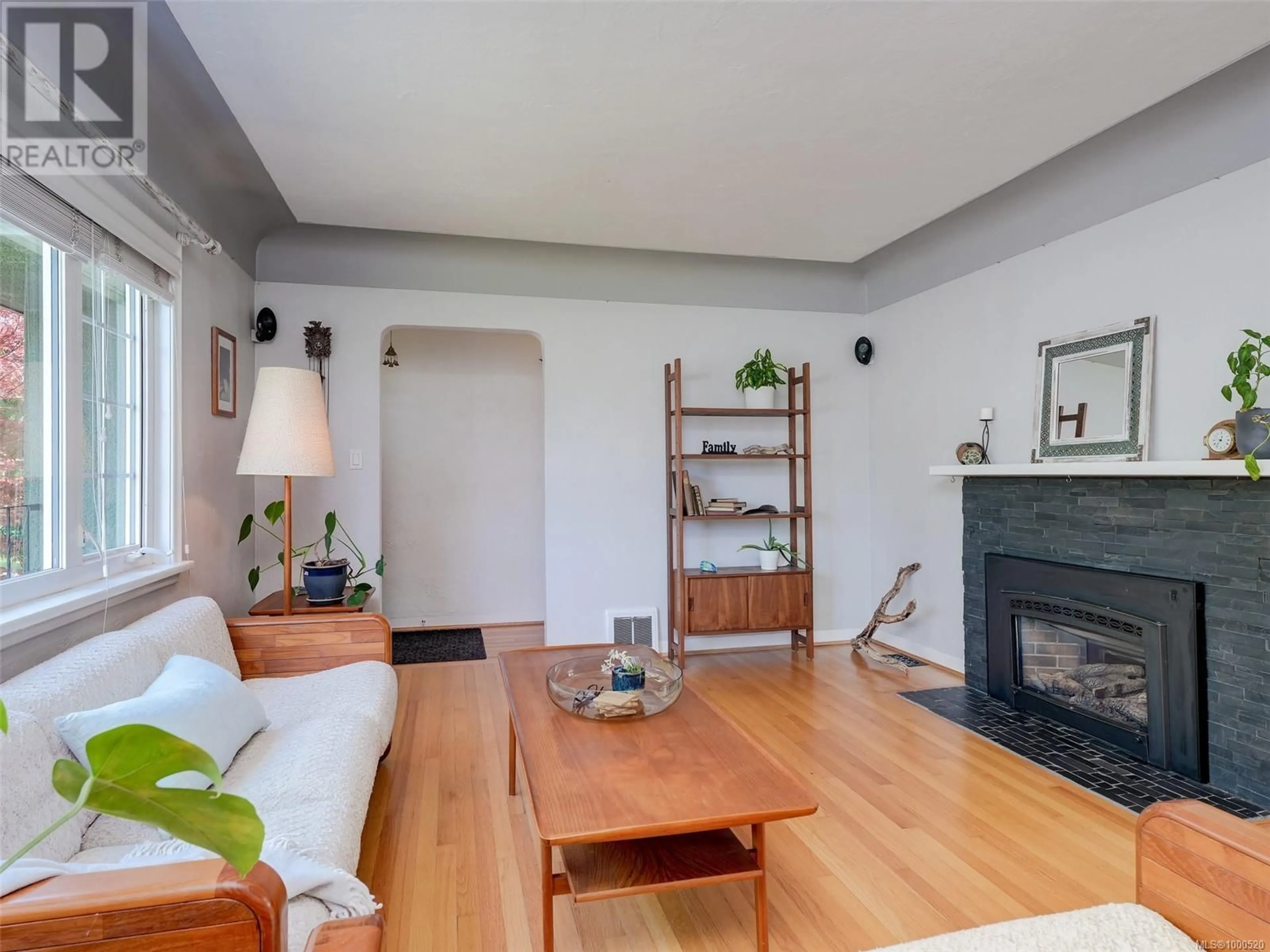 Living room with furniture, wood/laminate floor for 181 HOMER ROAD, Saanich British Columbia V8Z1V7