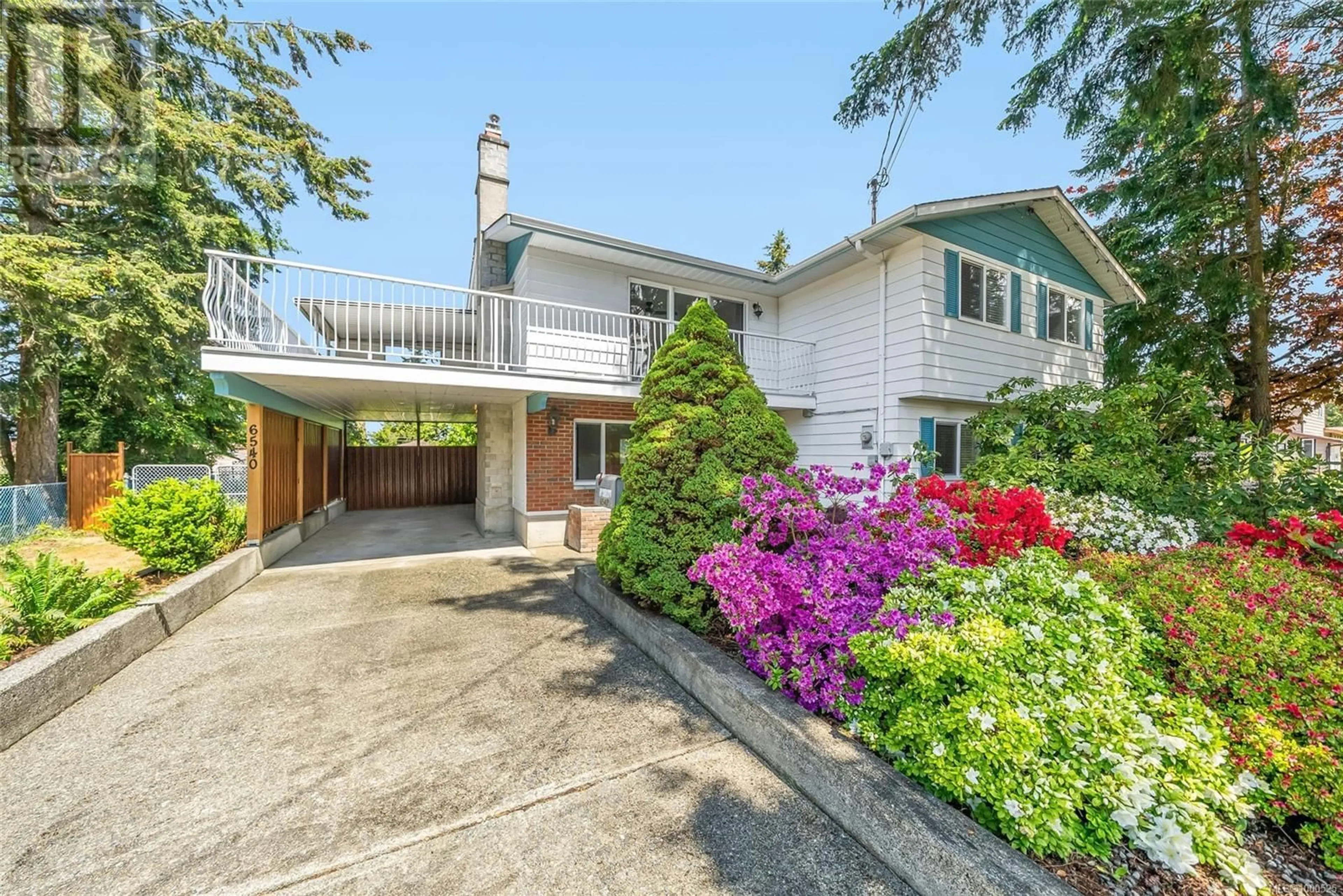 A pic from outside/outdoor area/front of a property/back of a property/a pic from drone, street for 6540 SOUTHAMPTON ROAD, Nanaimo British Columbia V9V1A5