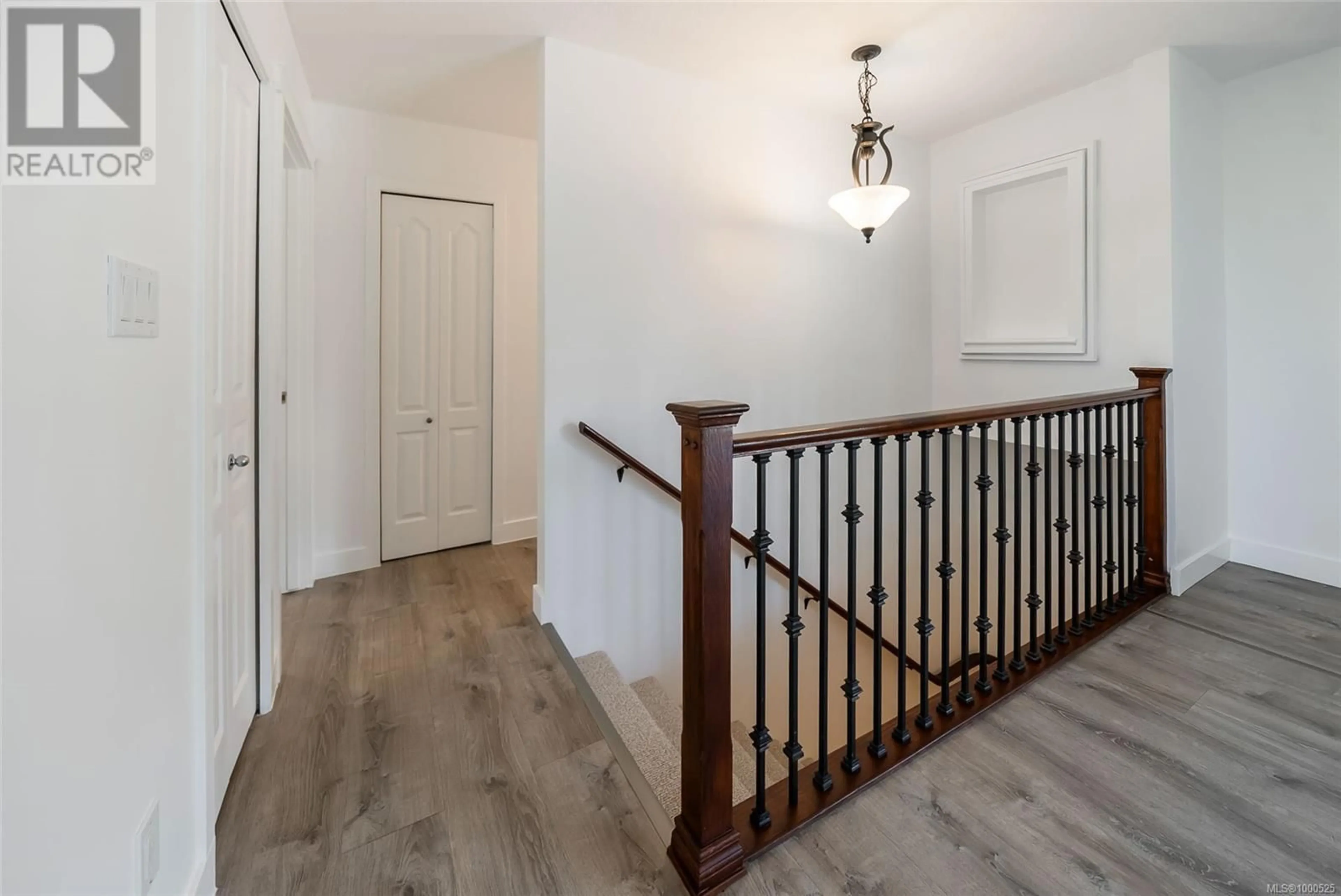 Indoor entryway for 6540 SOUTHAMPTON ROAD, Nanaimo British Columbia V9V1A5