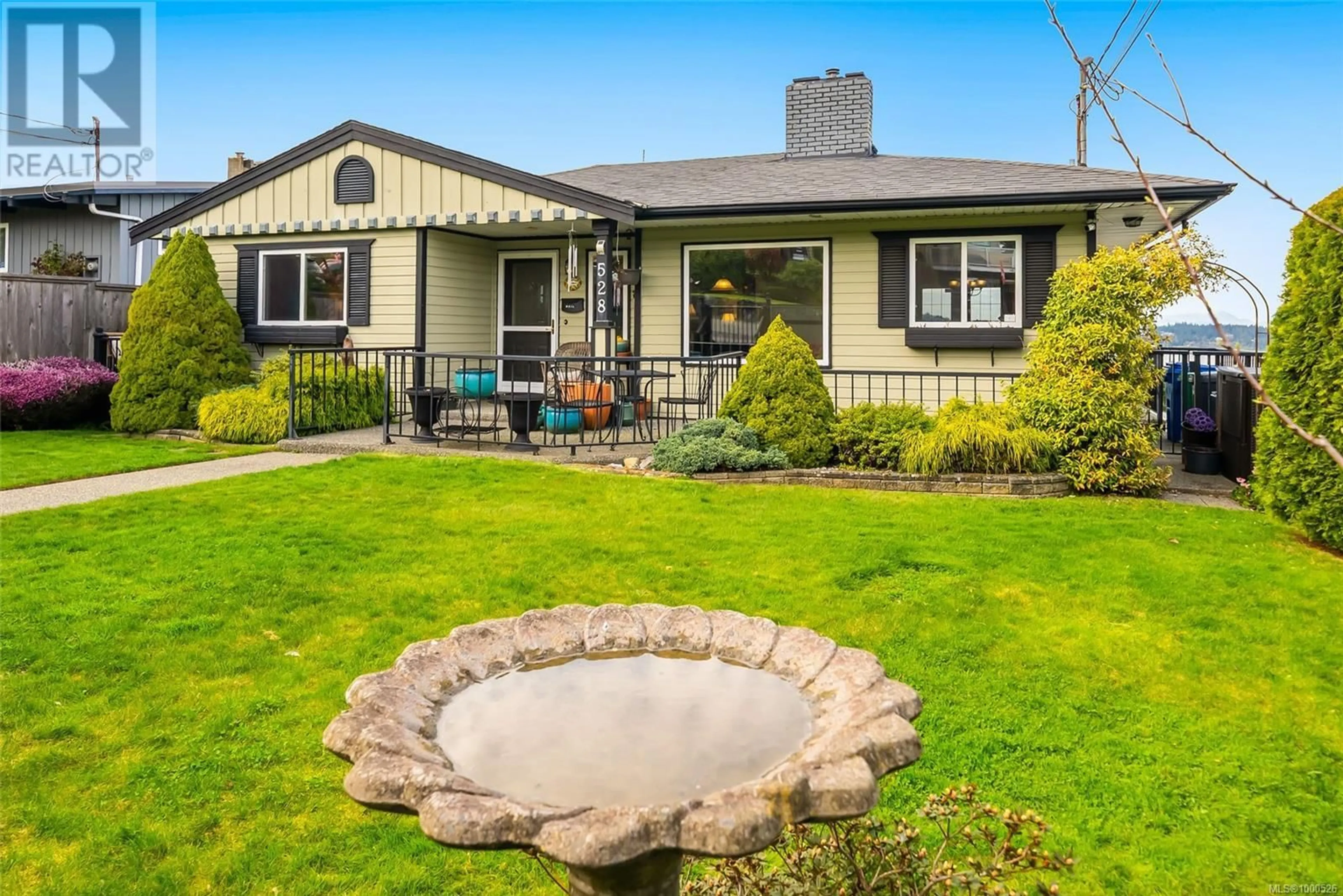 Home with vinyl exterior material, street for 528 LARCH STREET, Nanaimo British Columbia V9S2G1