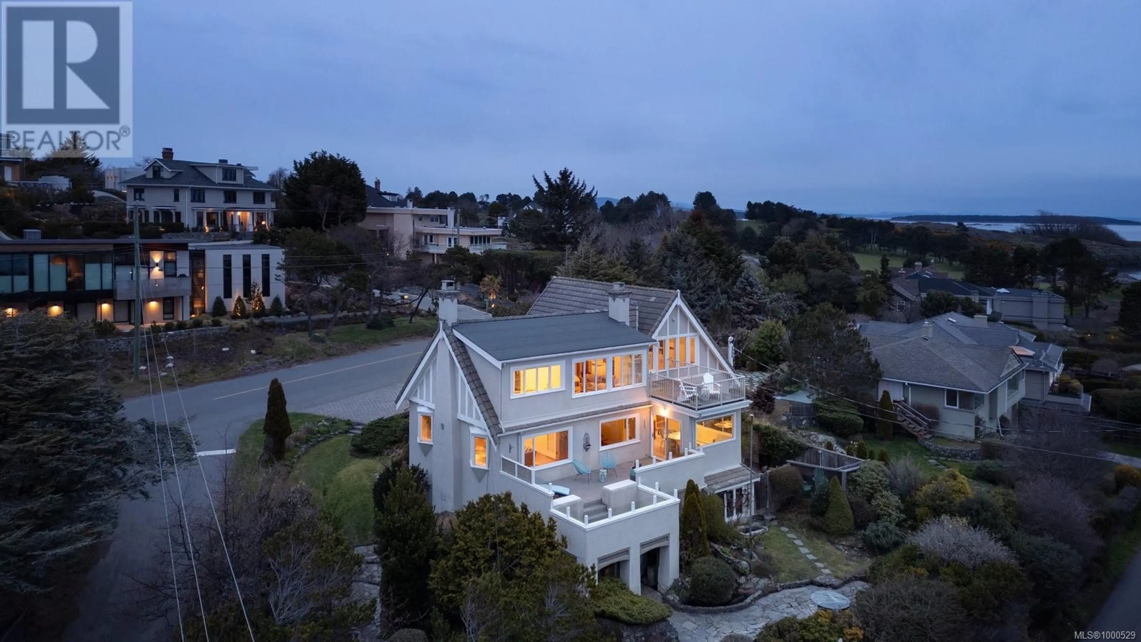 A pic from outside/outdoor area/front of a property/back of a property/a pic from drone, unknown for 637 BEACH DRIVE, Oak Bay British Columbia V8S2M8