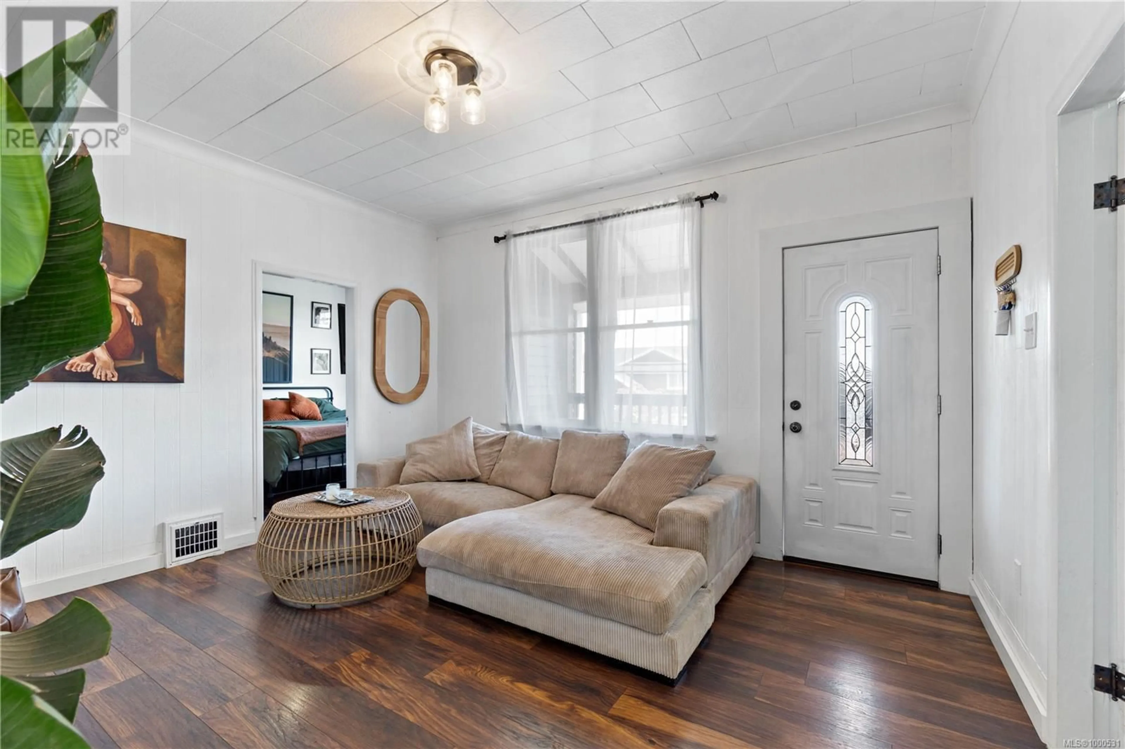Living room with furniture, wood/laminate floor for 221 EATON STREET, Nanaimo British Columbia V9R4Y5