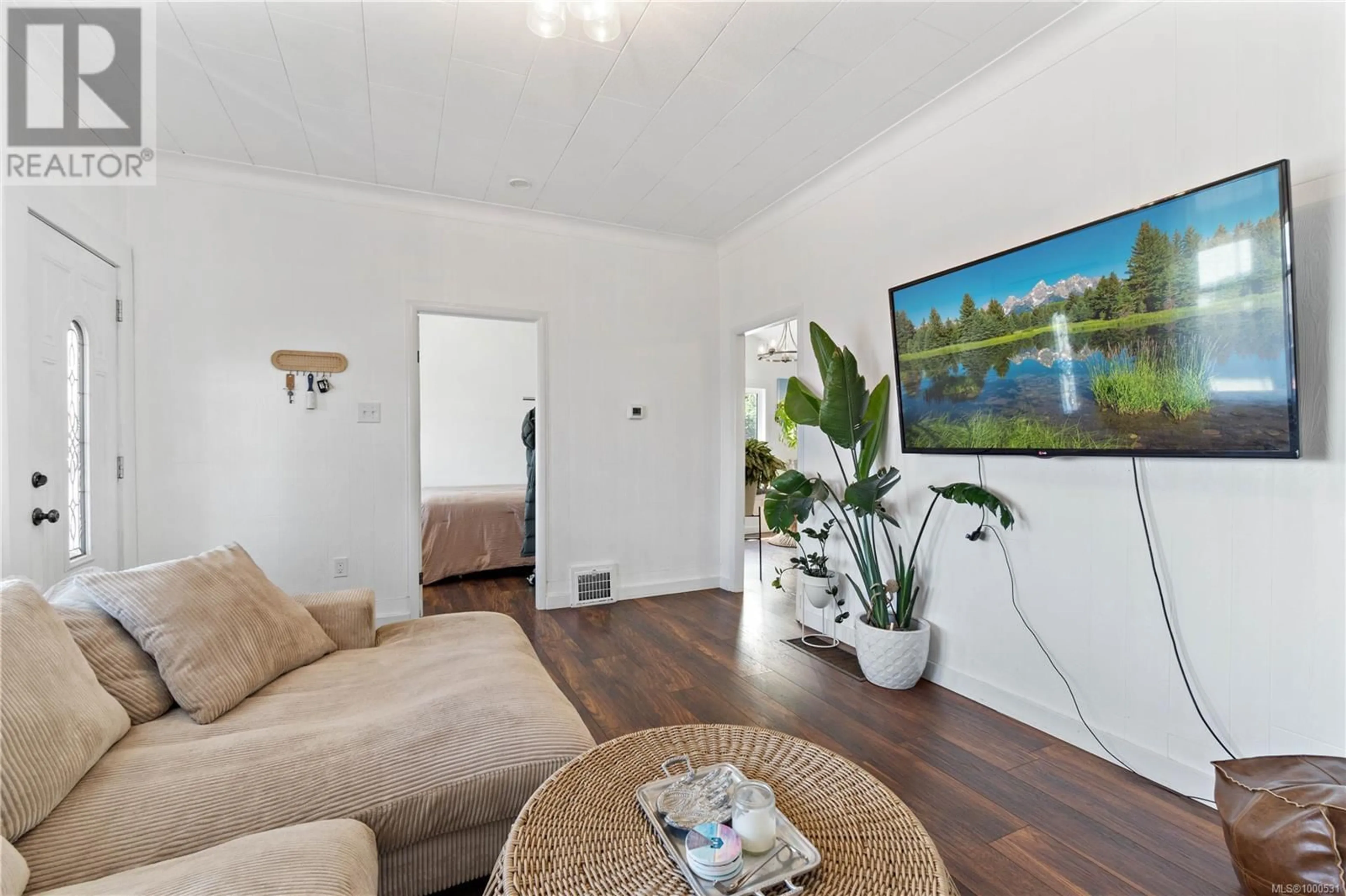 Living room with furniture, wood/laminate floor for 221 EATON STREET, Nanaimo British Columbia V9R4Y5