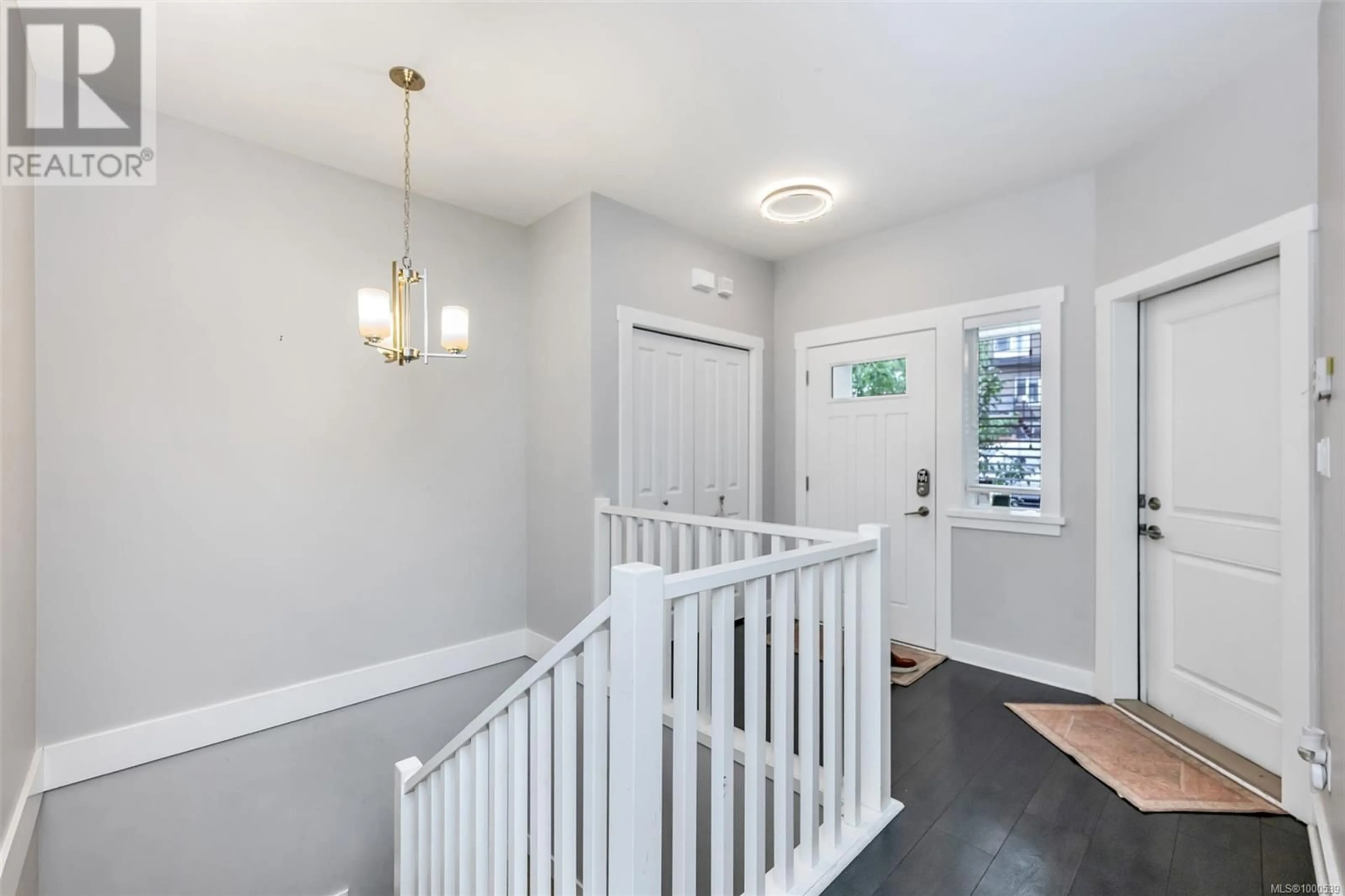 Indoor entryway for 1318 BOMBARDIER CRESCENT, Langford British Columbia V8Z5A3