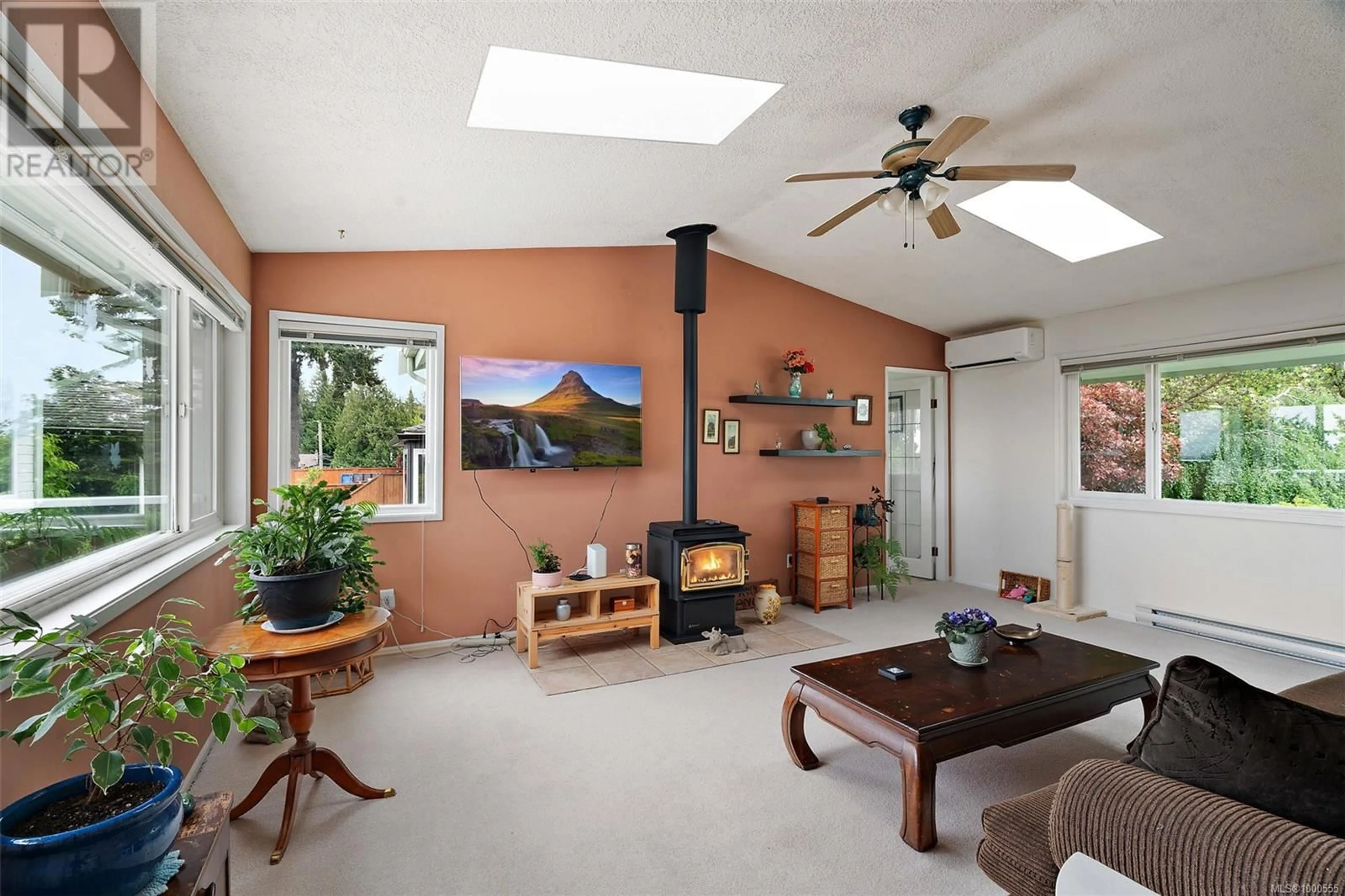 Living room with furniture, ceramic/tile floor for 3387 MARY ANNE CRESCENT, Colwood British Columbia V9C3J6