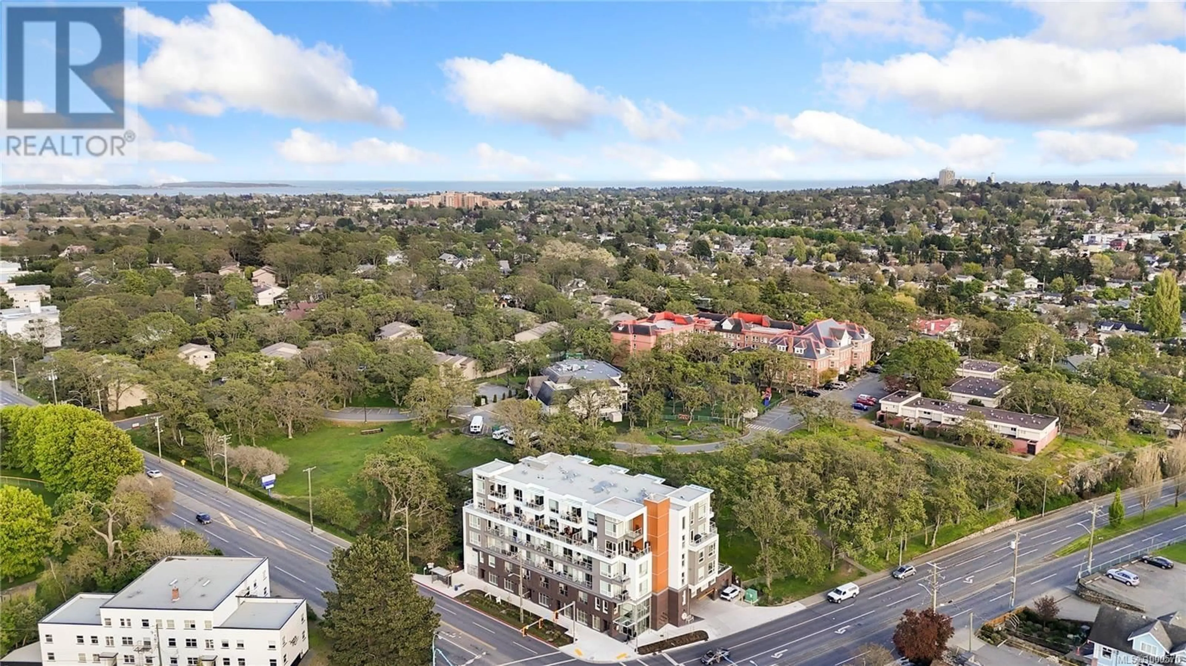 A pic from outside/outdoor area/front of a property/back of a property/a pic from drone, city buildings view from balcony for 301 - 1301 HILLSIDE AVENUE, Victoria British Columbia V8T0E3