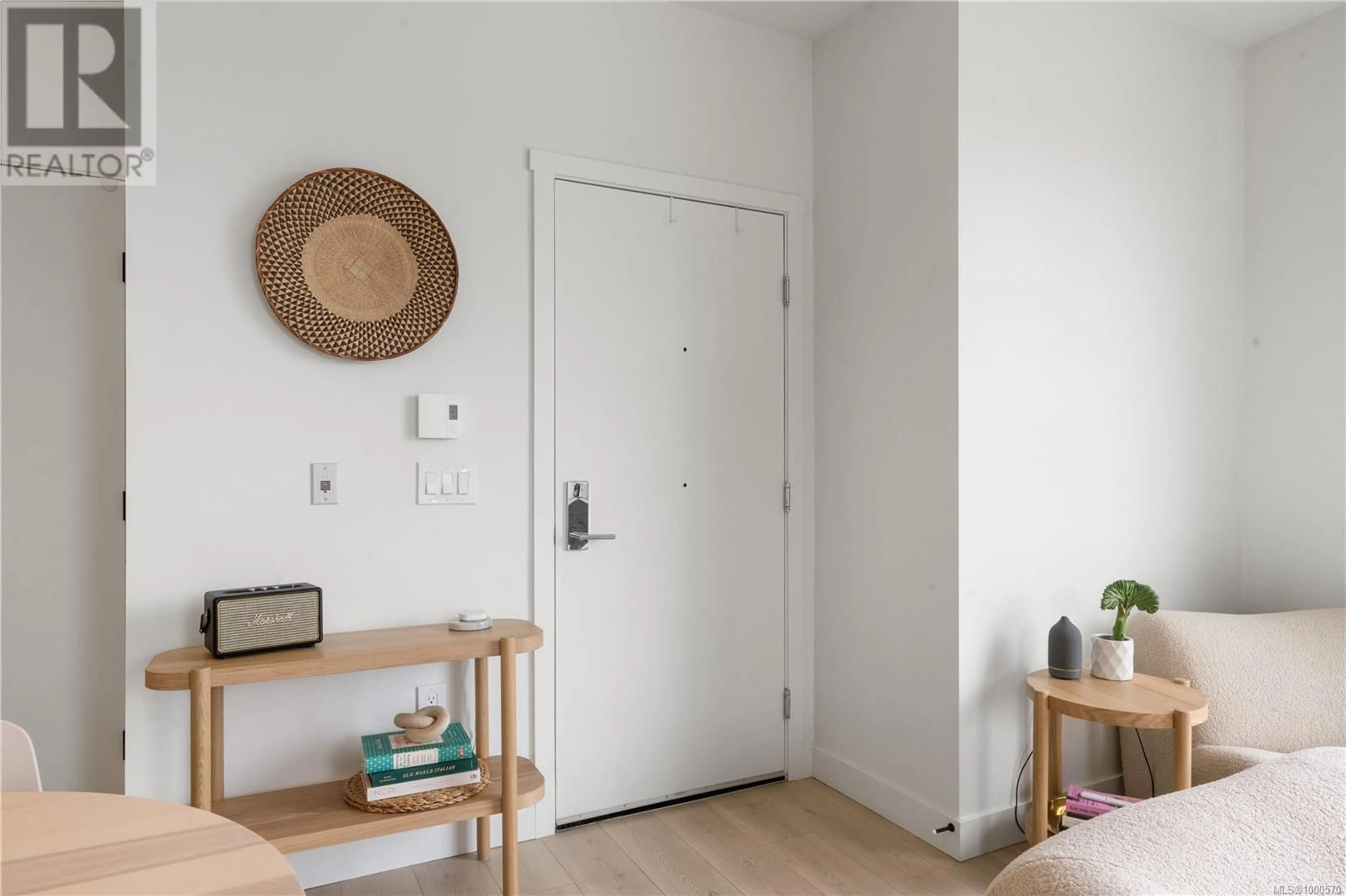 Indoor entryway for 301 - 1301 HILLSIDE AVENUE, Victoria British Columbia V8T0E3