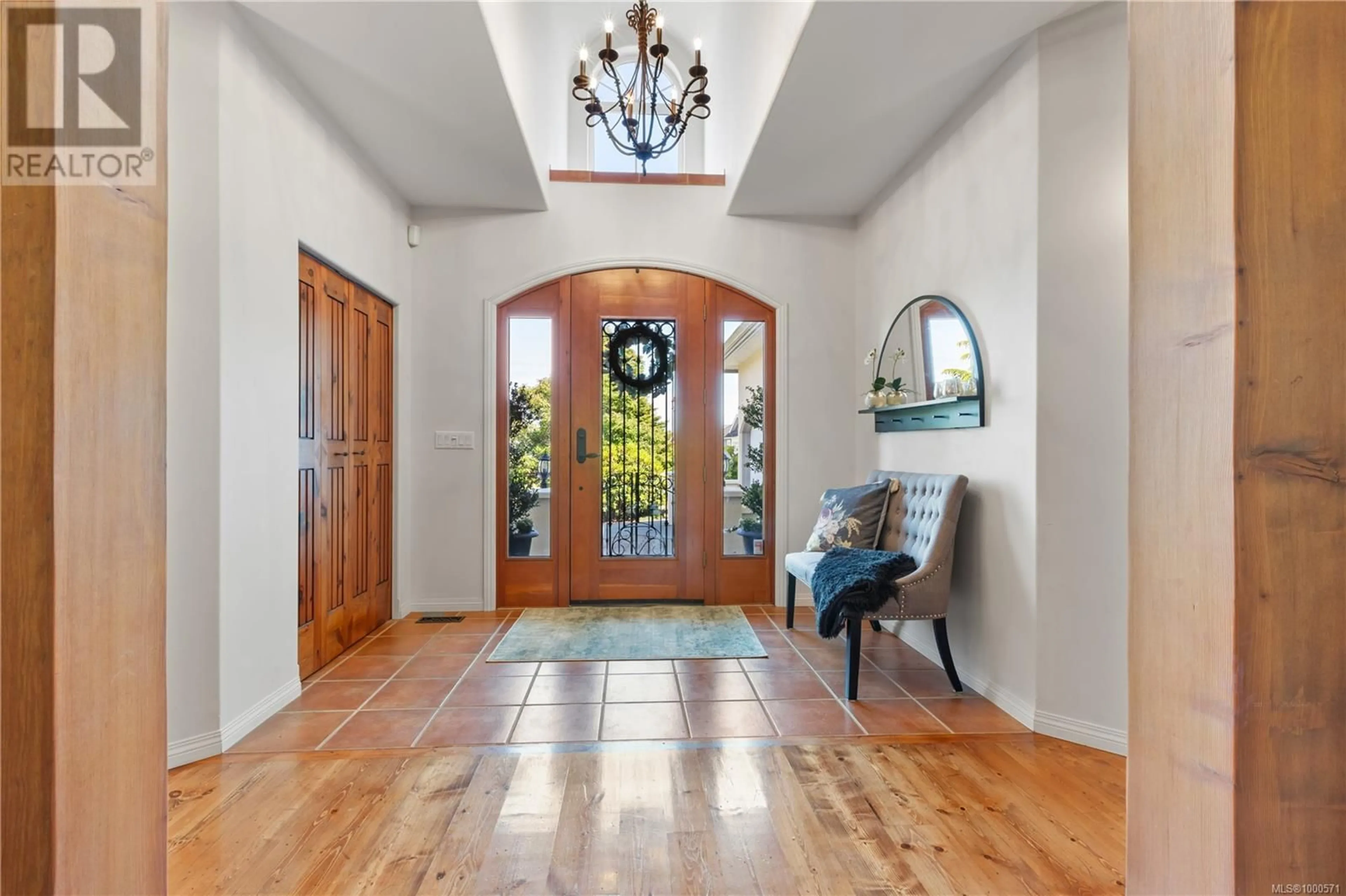 Indoor entryway for 3274 MAJESTIC DRIVE, Courtenay British Columbia V9N9X4