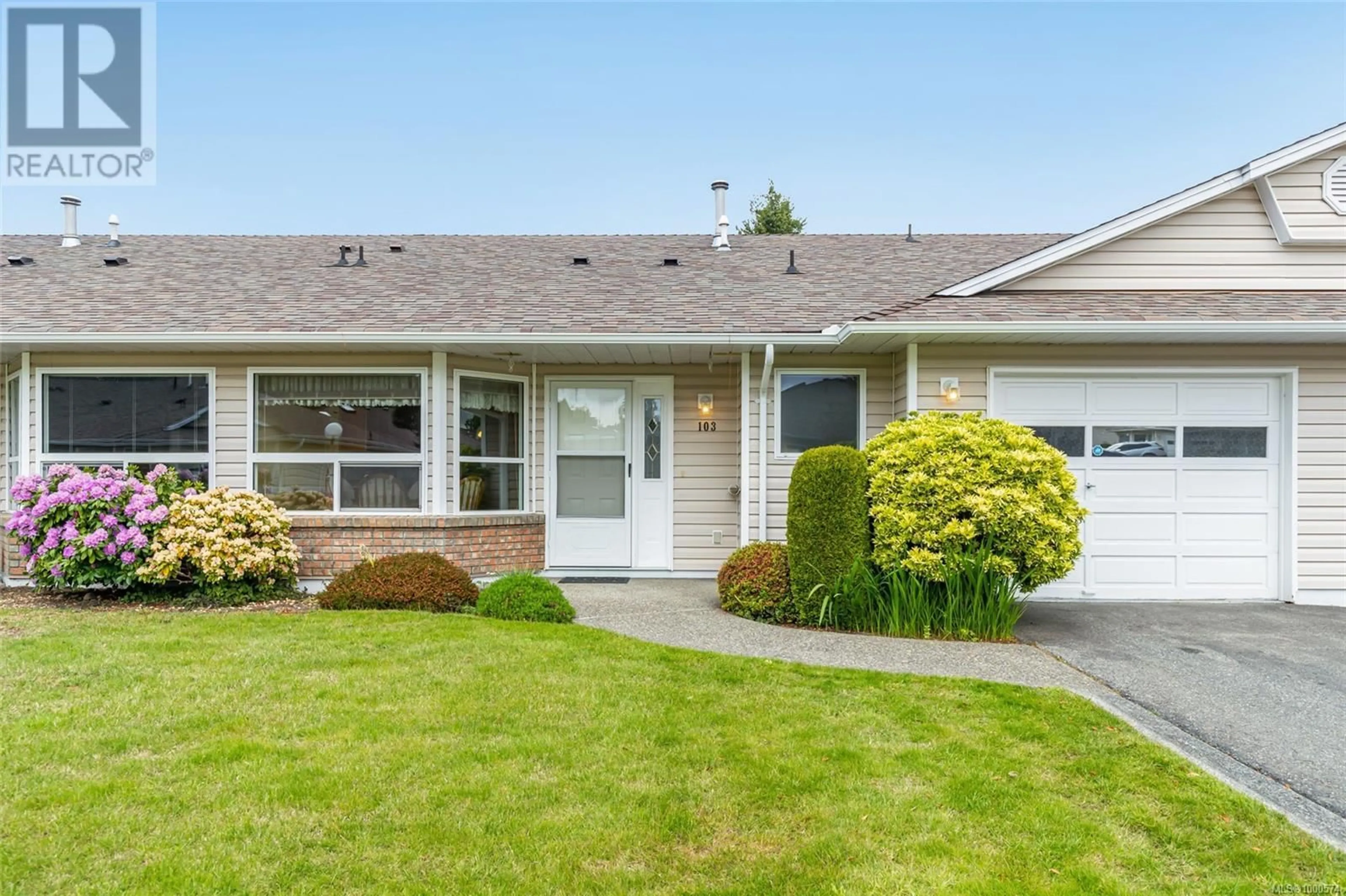 Home with vinyl exterior material, street for 103 - 240 STANFORD AVENUE EAST, Parksville British Columbia V9P2K8