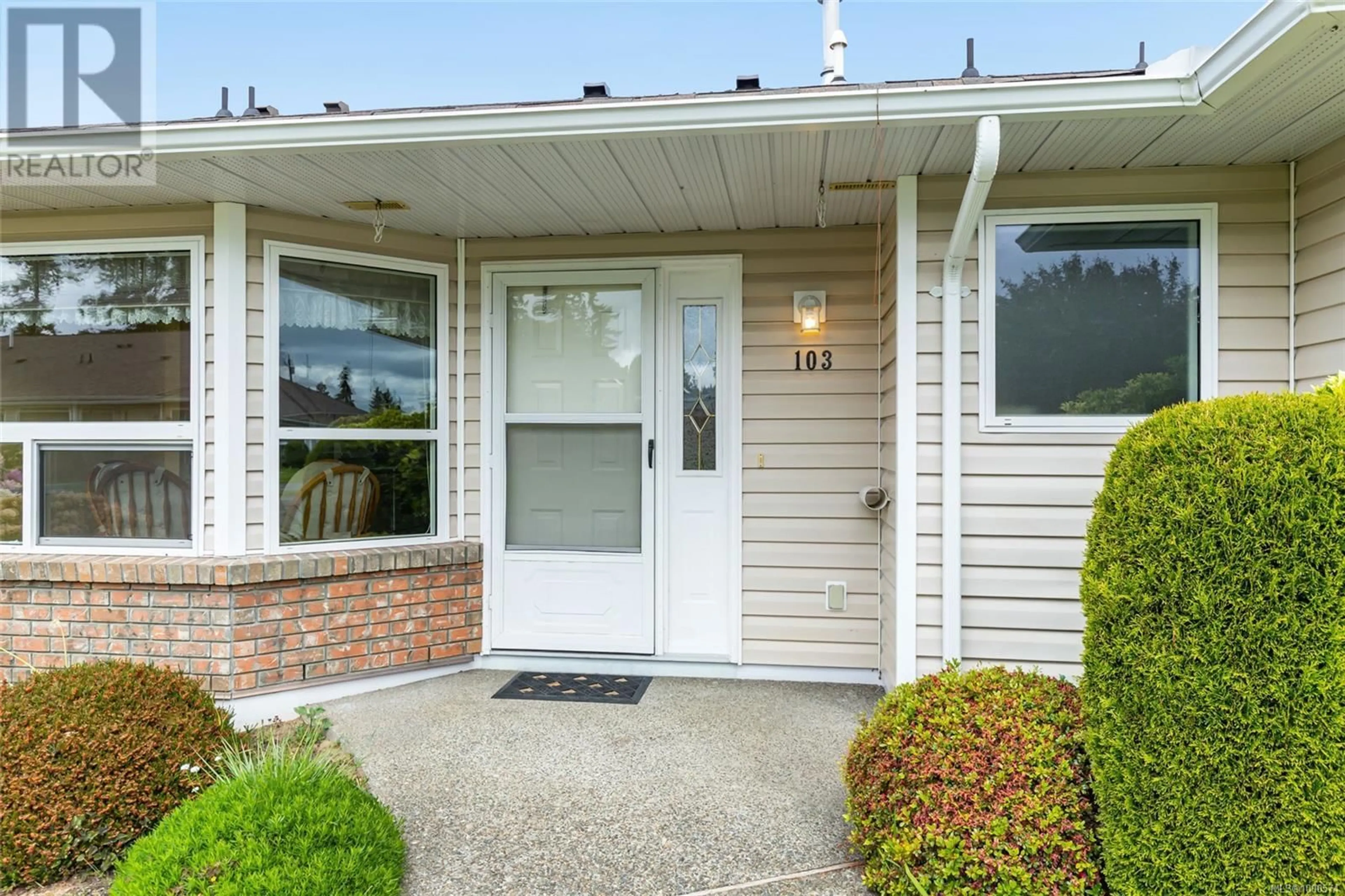 Home with vinyl exterior material, street for 103 - 240 STANFORD AVENUE EAST, Parksville British Columbia V9P2K8