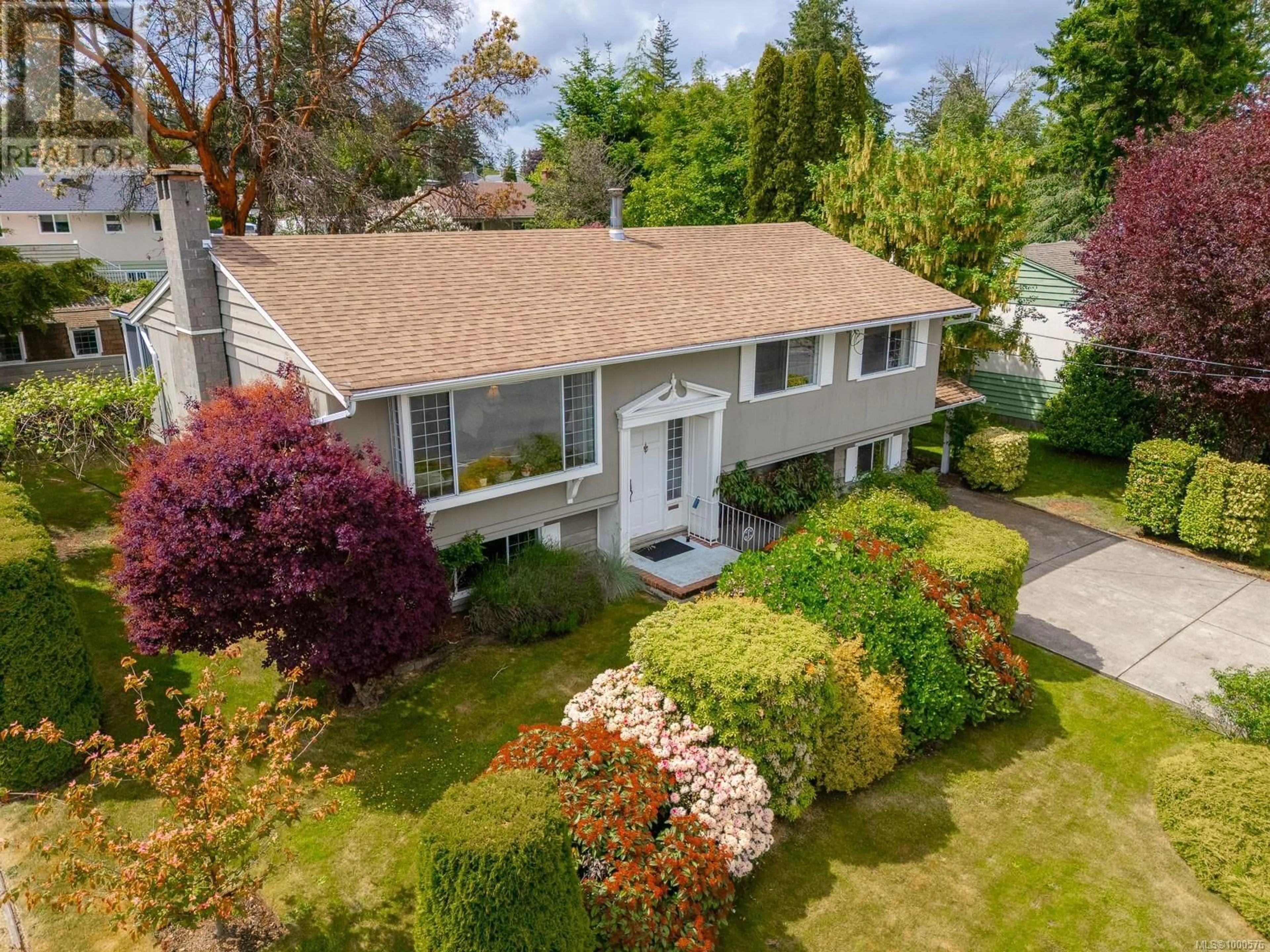 A pic from outside/outdoor area/front of a property/back of a property/a pic from drone, street for 1709 BOUNDARY AVENUE, Nanaimo British Columbia V9S4P3