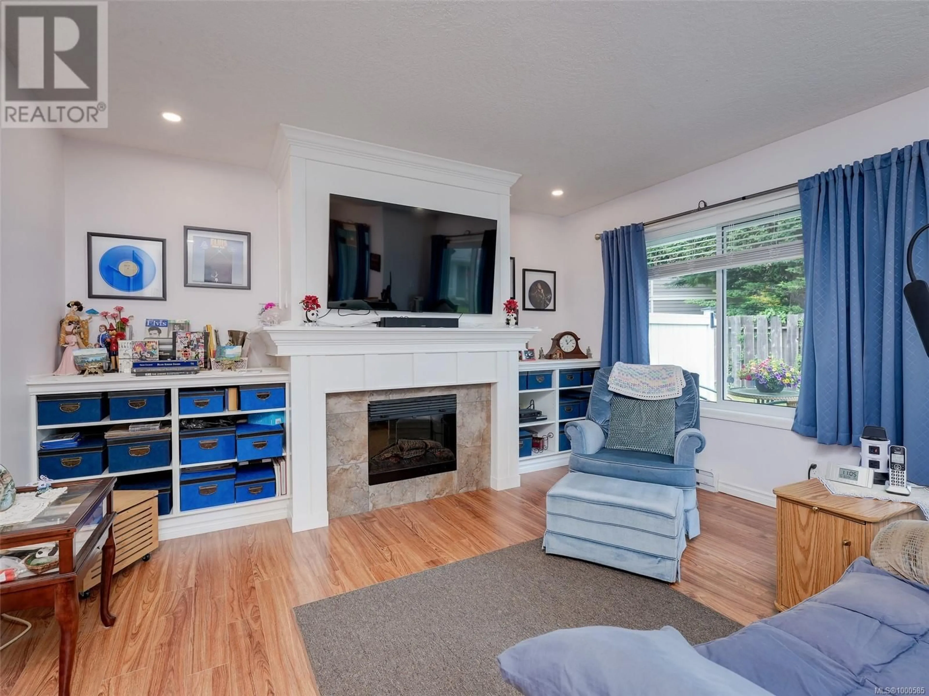 Living room with furniture, wood/laminate floor for 9 - 3966 CEDAR HILL CROSS ROAD, Saanich British Columbia V8P5R4