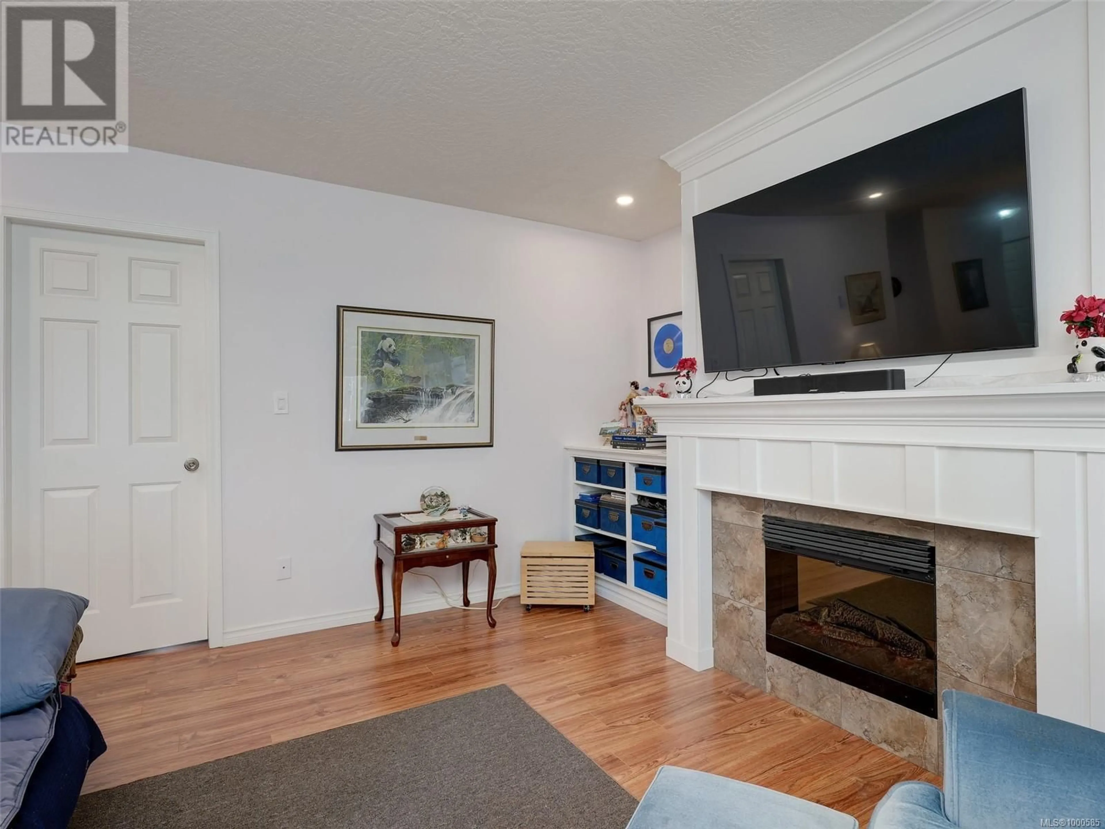 Living room with furniture, wood/laminate floor for 9 - 3966 CEDAR HILL CROSS ROAD, Saanich British Columbia V8P5R4