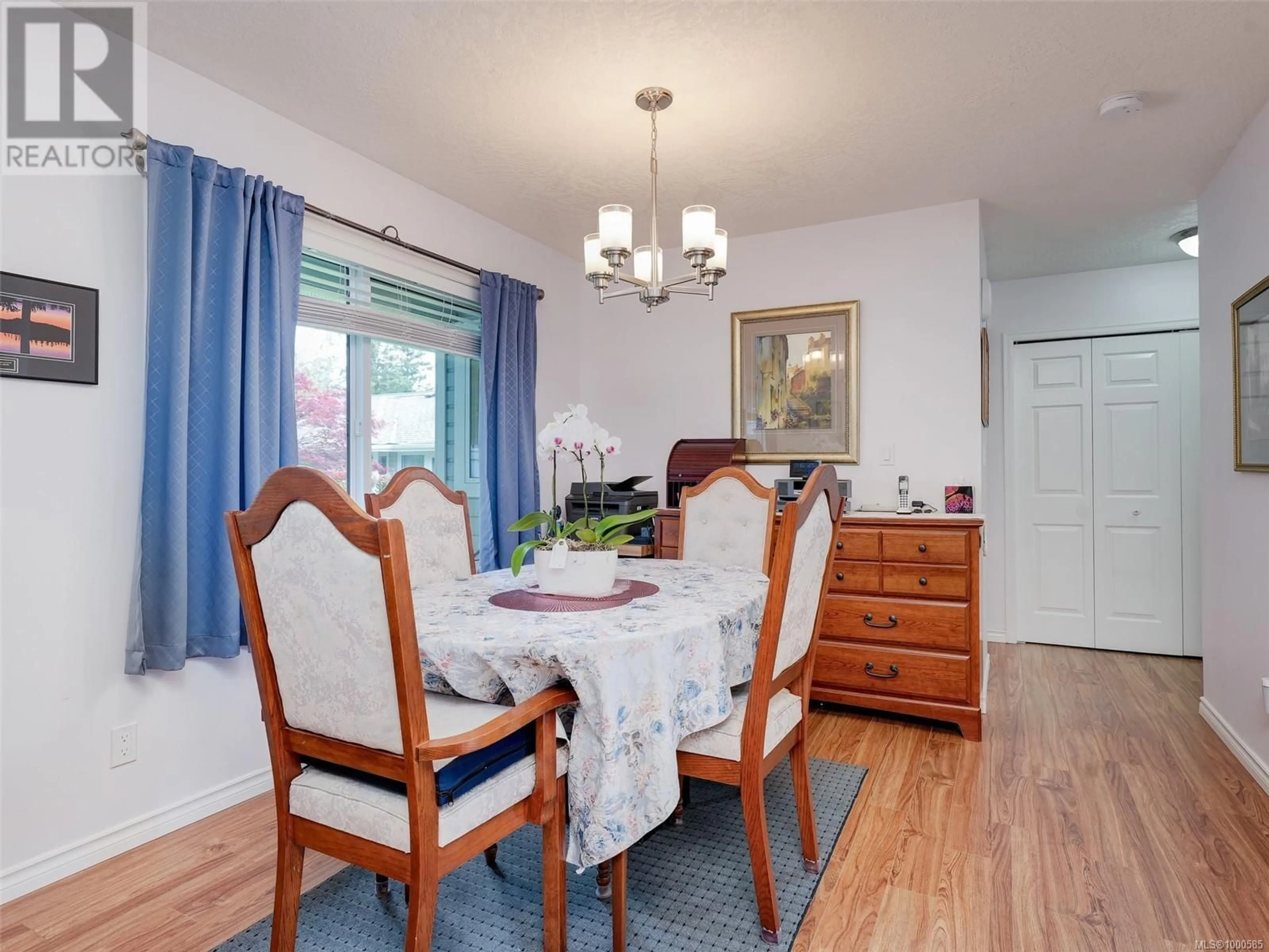 Dining room, wood/laminate floor for 9 - 3966 CEDAR HILL CROSS ROAD, Saanich British Columbia V8P5R4