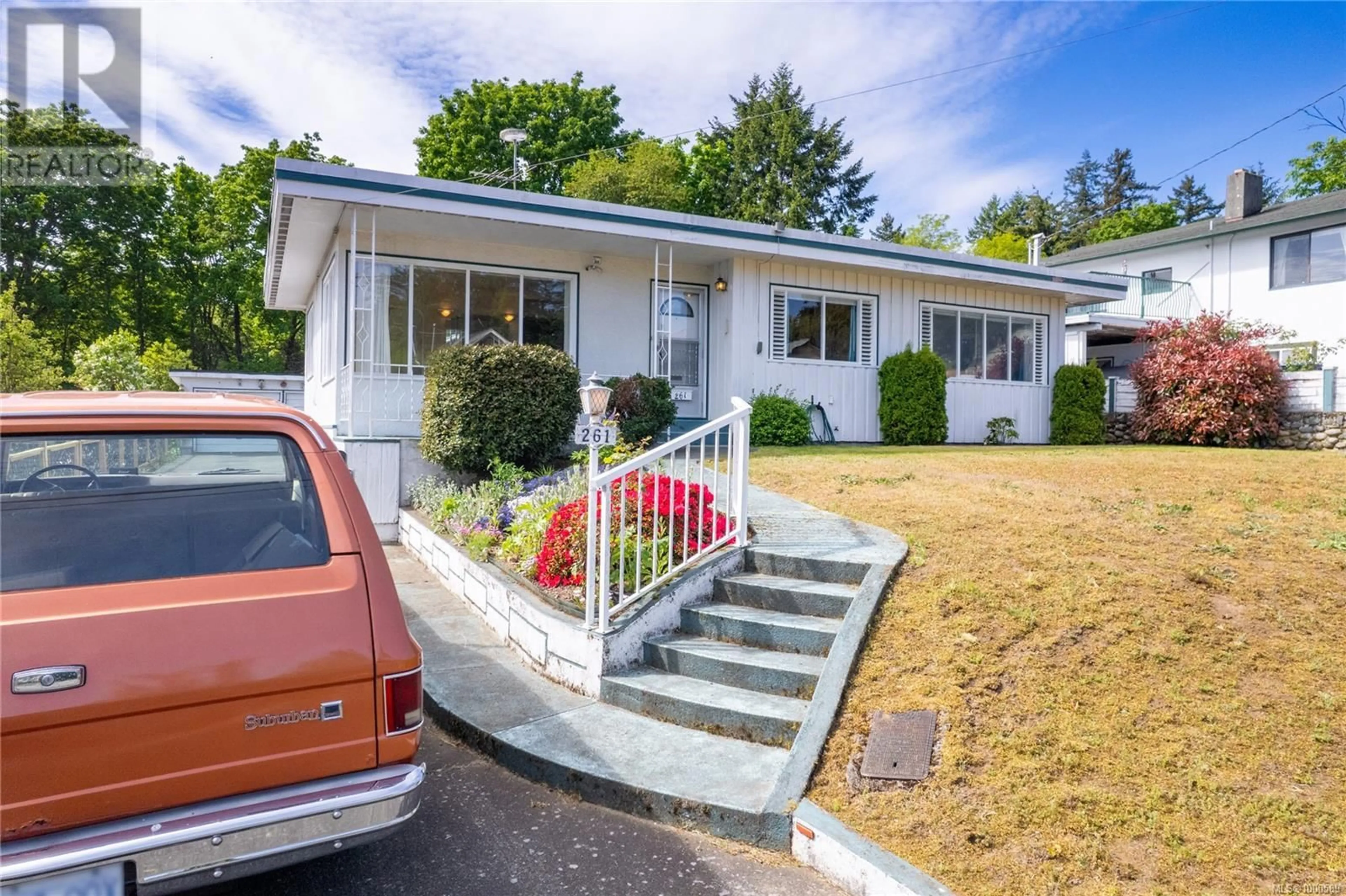 Home with vinyl exterior material, street for 261 ST. GEORGE STREET, Nanaimo British Columbia V9S1V6