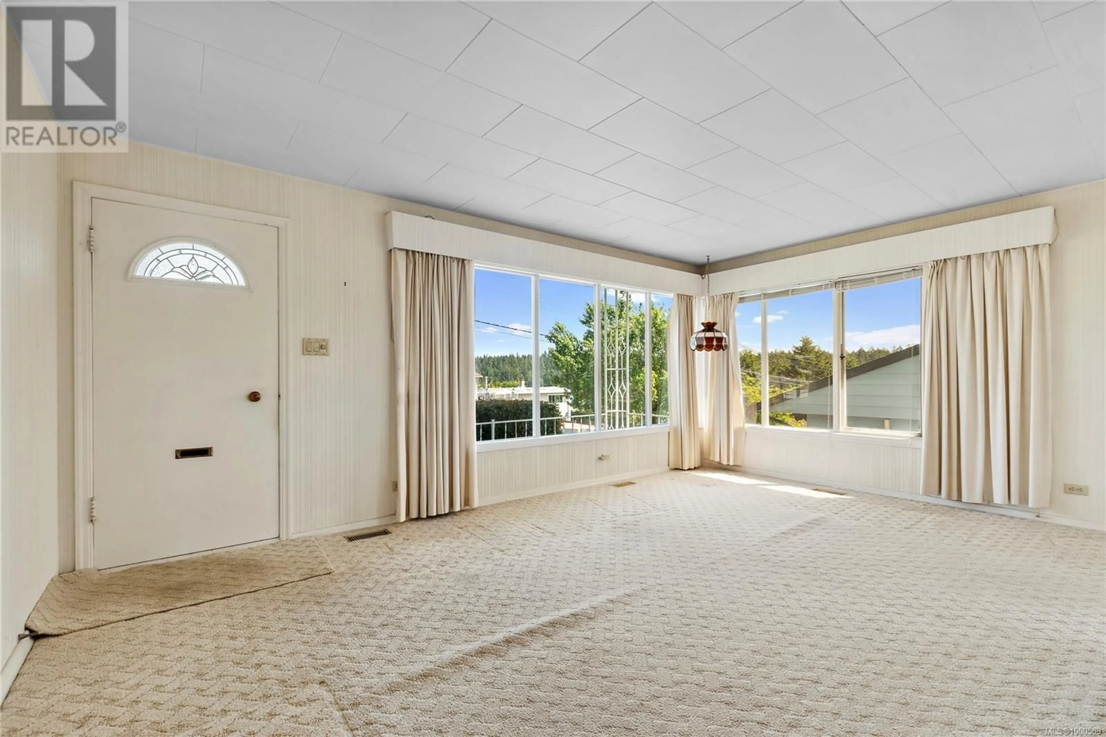 Indoor foyer for 261 ST. GEORGE STREET, Nanaimo British Columbia V9S1V6