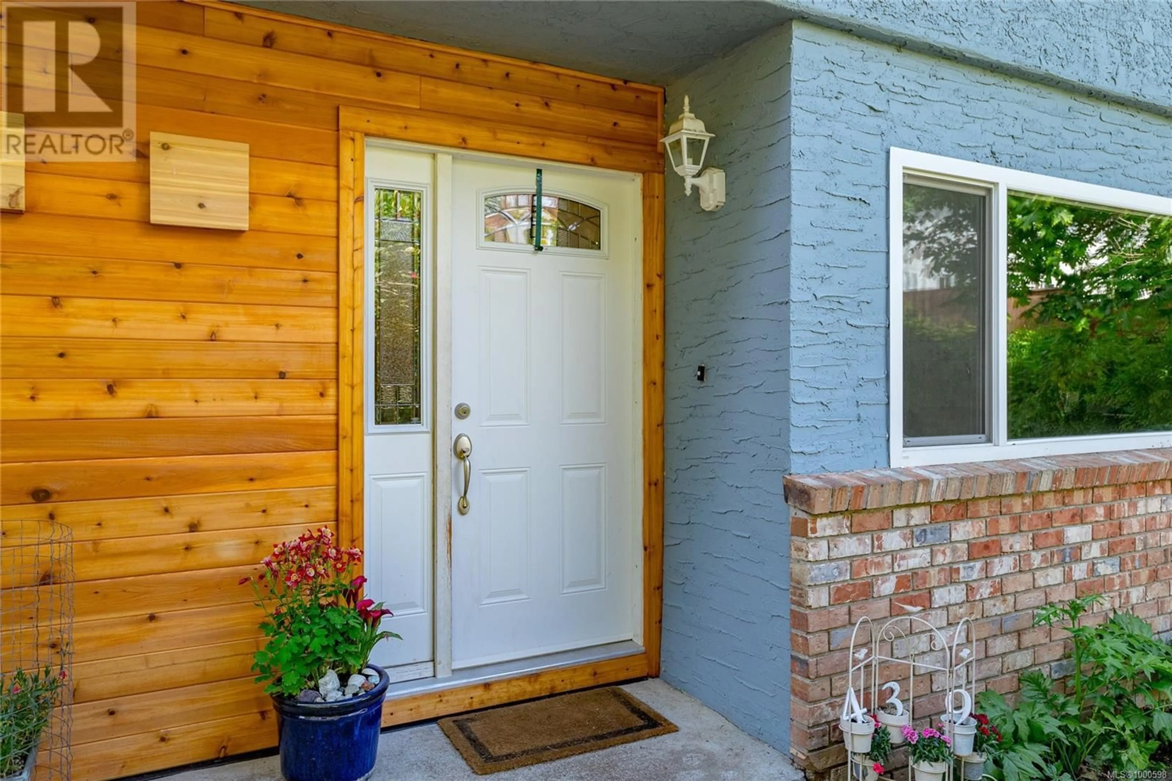Indoor entryway for 439 ATKINS AVENUE, Langford British Columbia V9B3A1