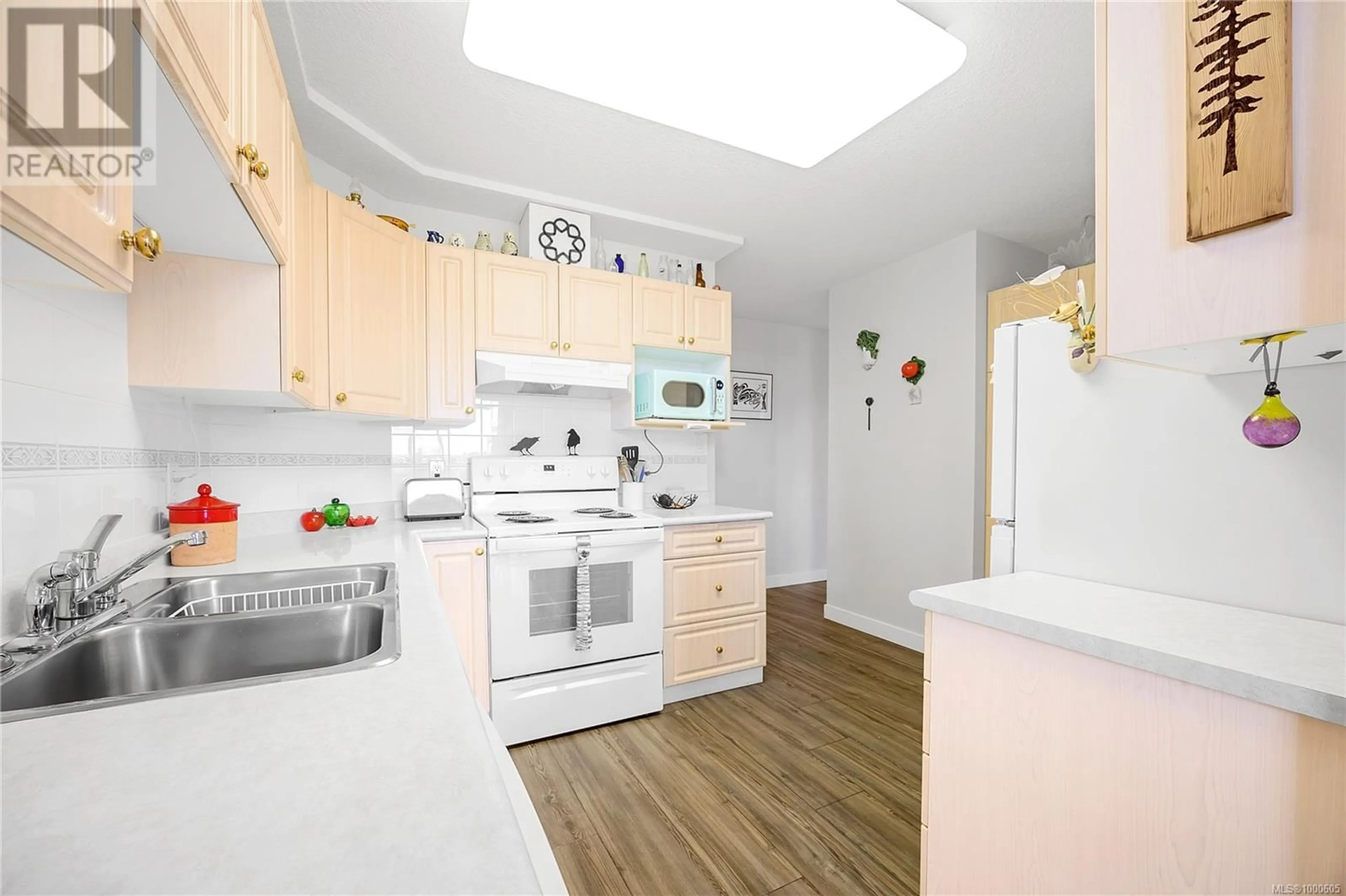 Standard kitchen, unknown for 304 - 335 HIRST AVENUE WEST, Parksville British Columbia V9P2R5