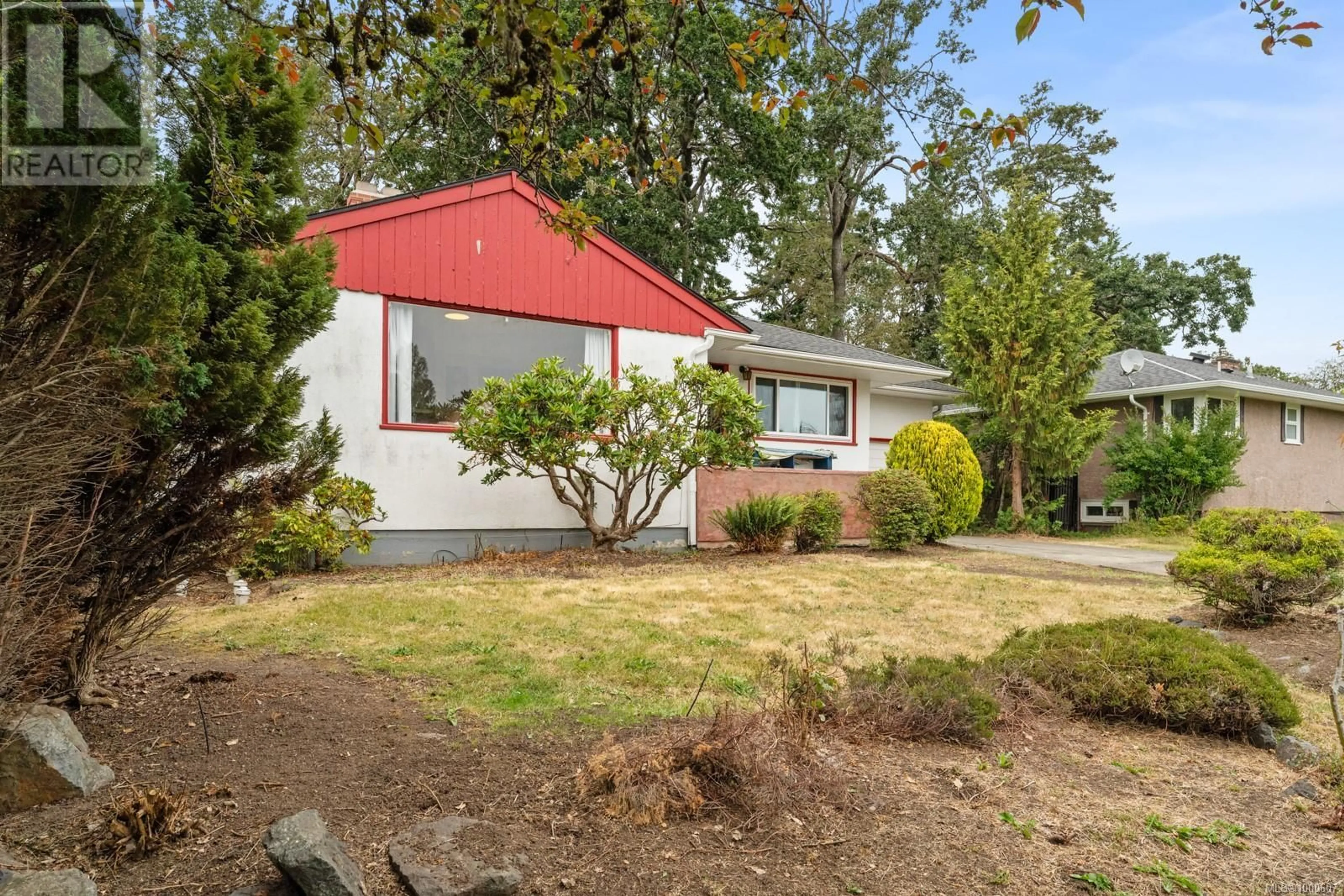 Home with vinyl exterior material, street for 3352 HENDERSON ROAD, Oak Bay British Columbia V8P5A7