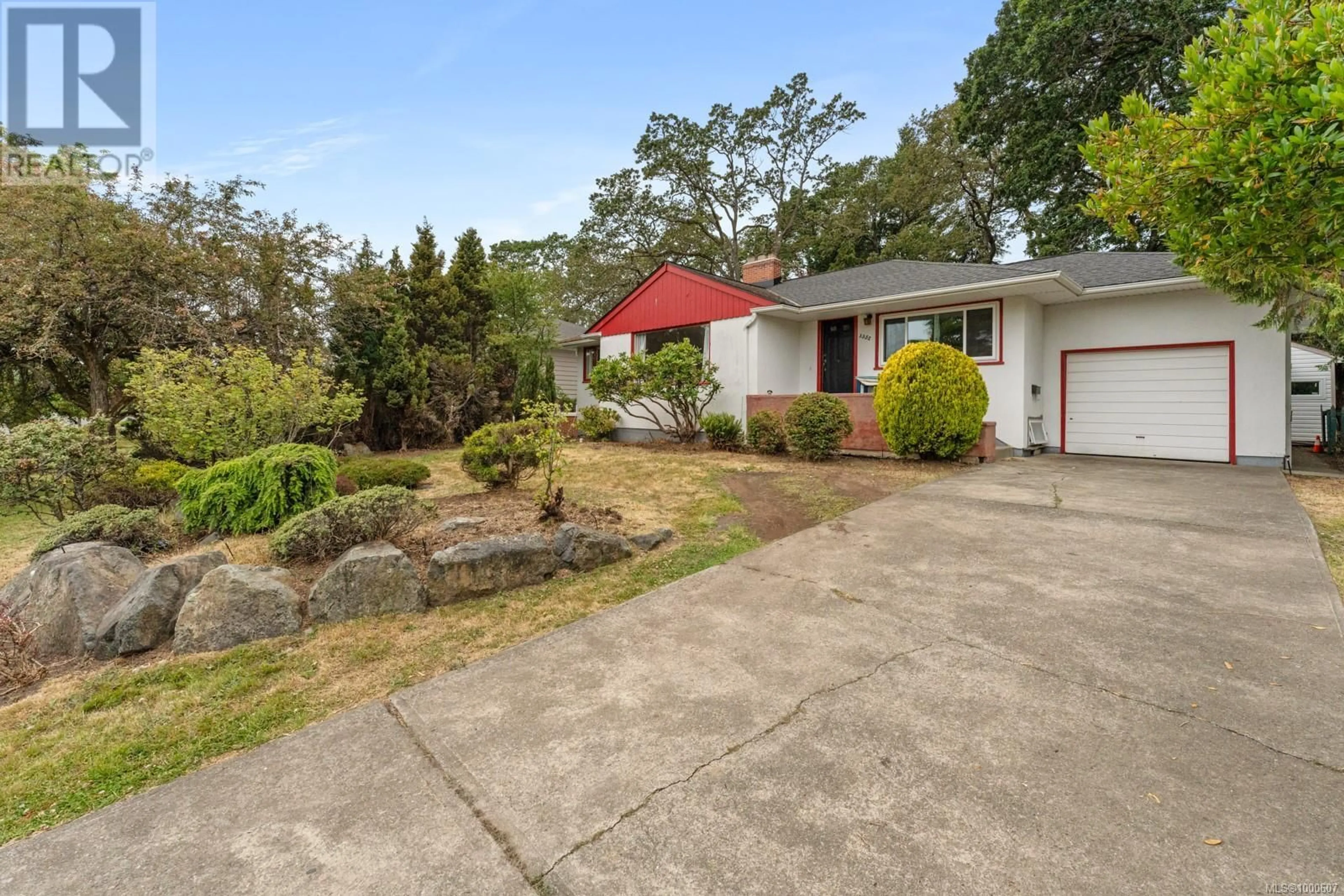 A pic from outside/outdoor area/front of a property/back of a property/a pic from drone, unknown for 3352 HENDERSON ROAD, Oak Bay British Columbia V8P5A7