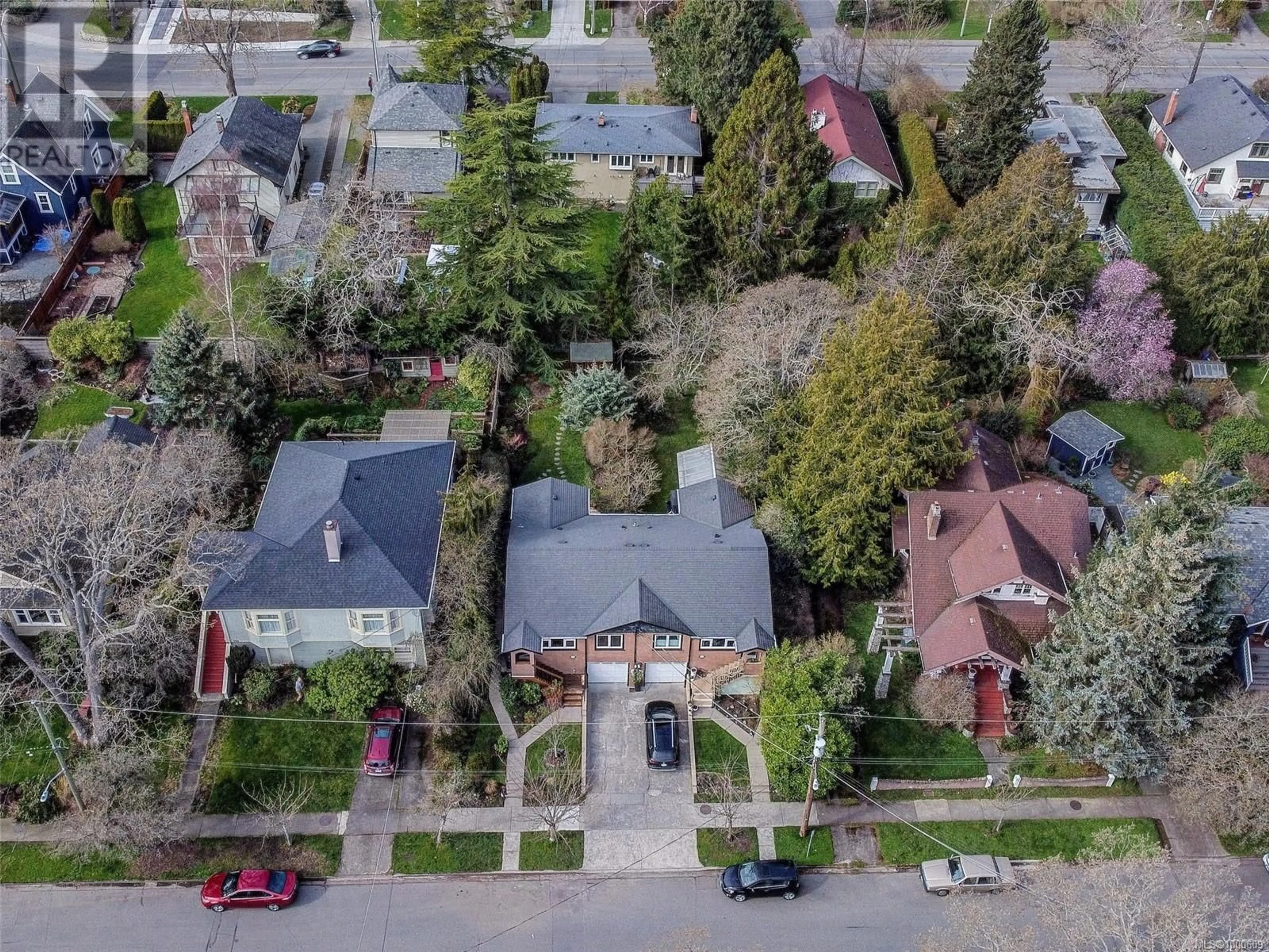 A pic from outside/outdoor area/front of a property/back of a property/a pic from drone, street for 960 BANK STREET, Victoria British Columbia V8S4B2