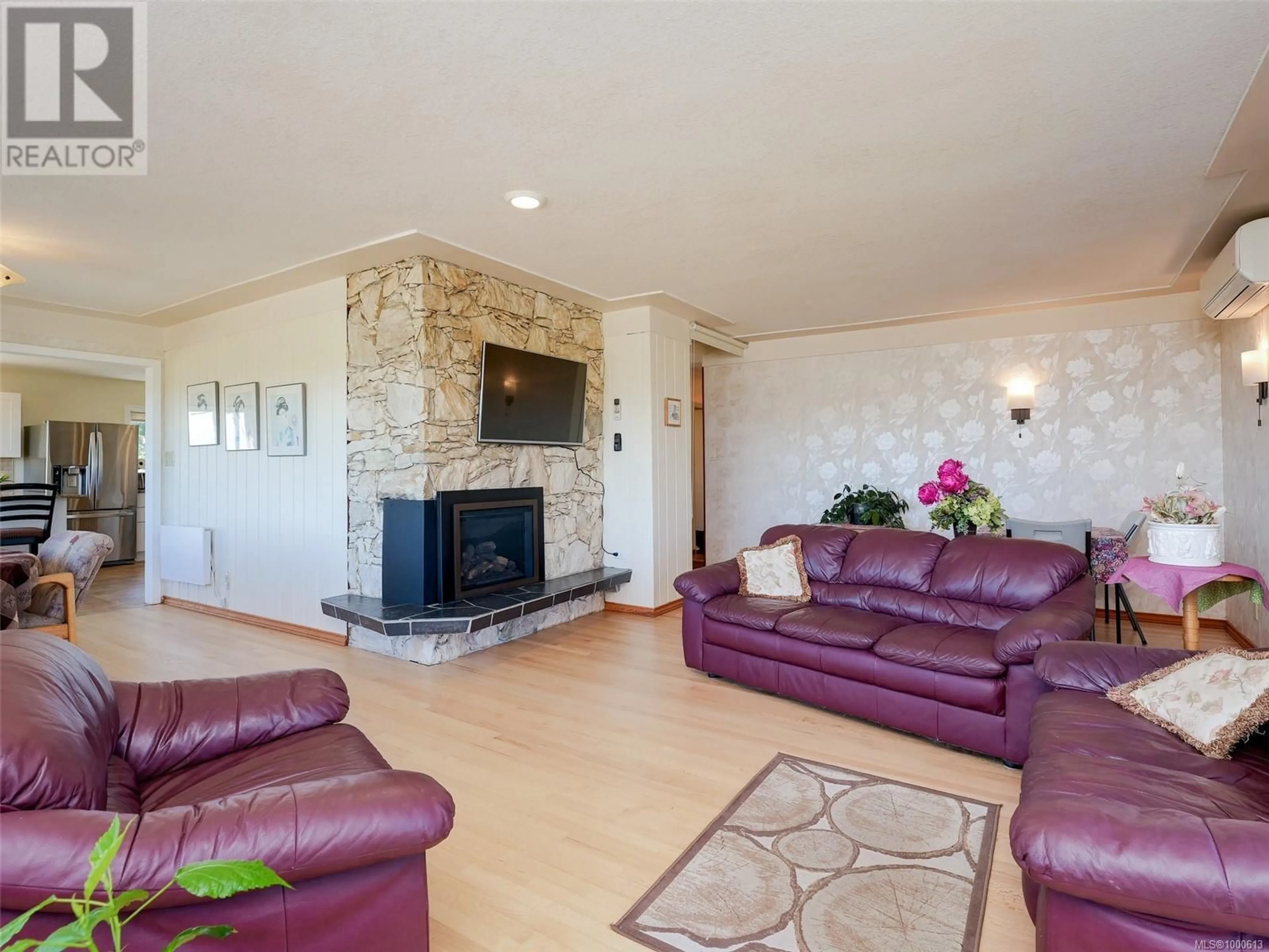 Living room with furniture, unknown for 1472 BANFF PLACE, Saanich British Columbia V8P2E8