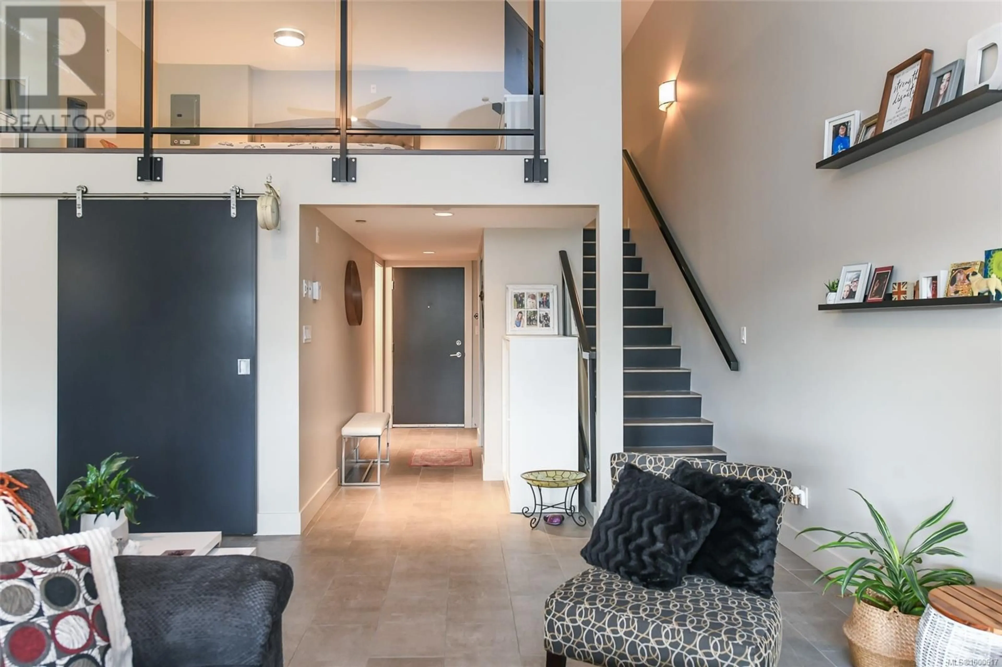 Indoor entryway for 310 - 1978 CLIFFE AVENUE, Courtenay British Columbia V9N2L1