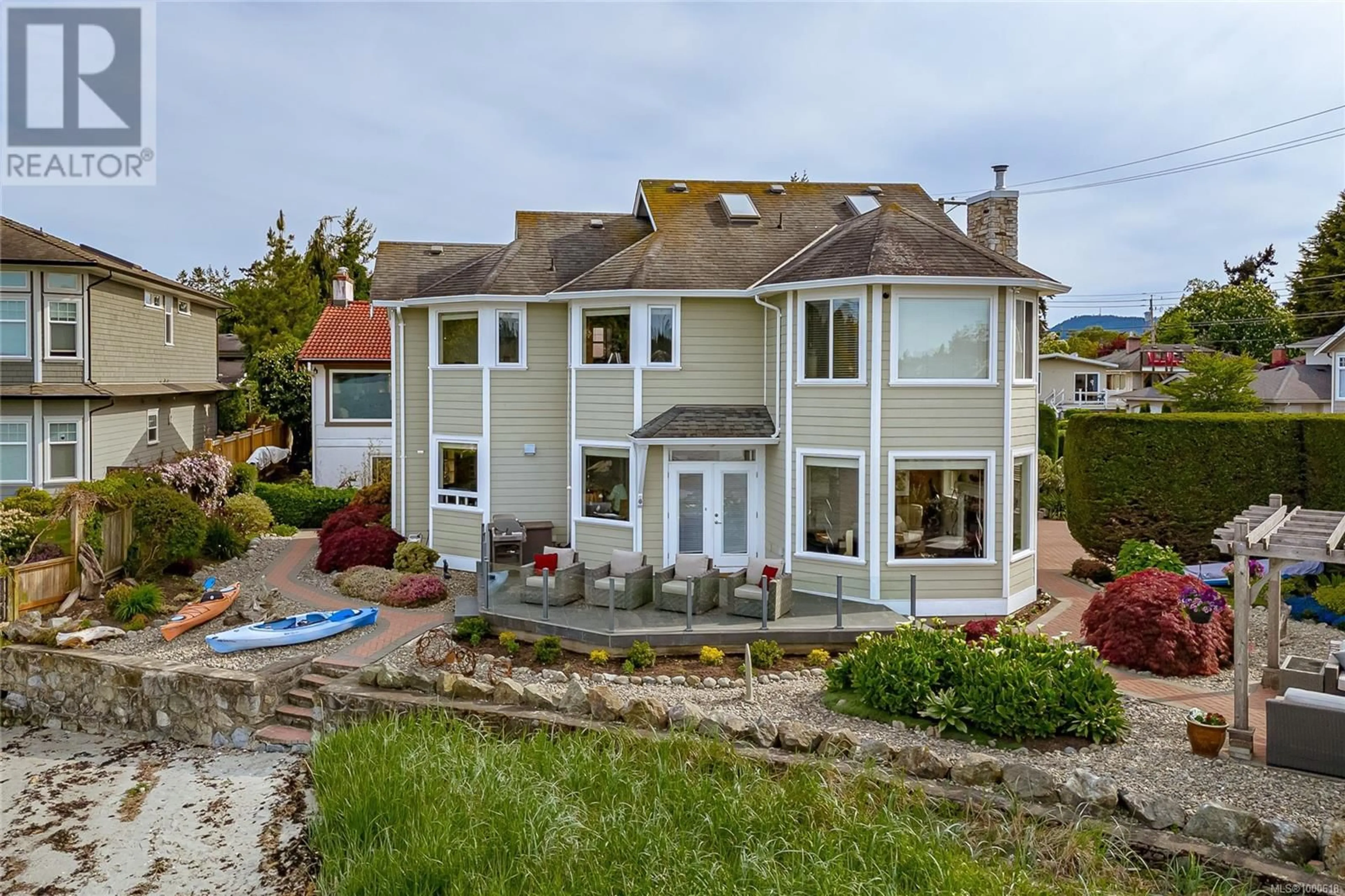 A pic from outside/outdoor area/front of a property/back of a property/a pic from drone, water/lake/river/ocean view for 10239 FIFTH STREET, Sidney British Columbia V8L2Y4