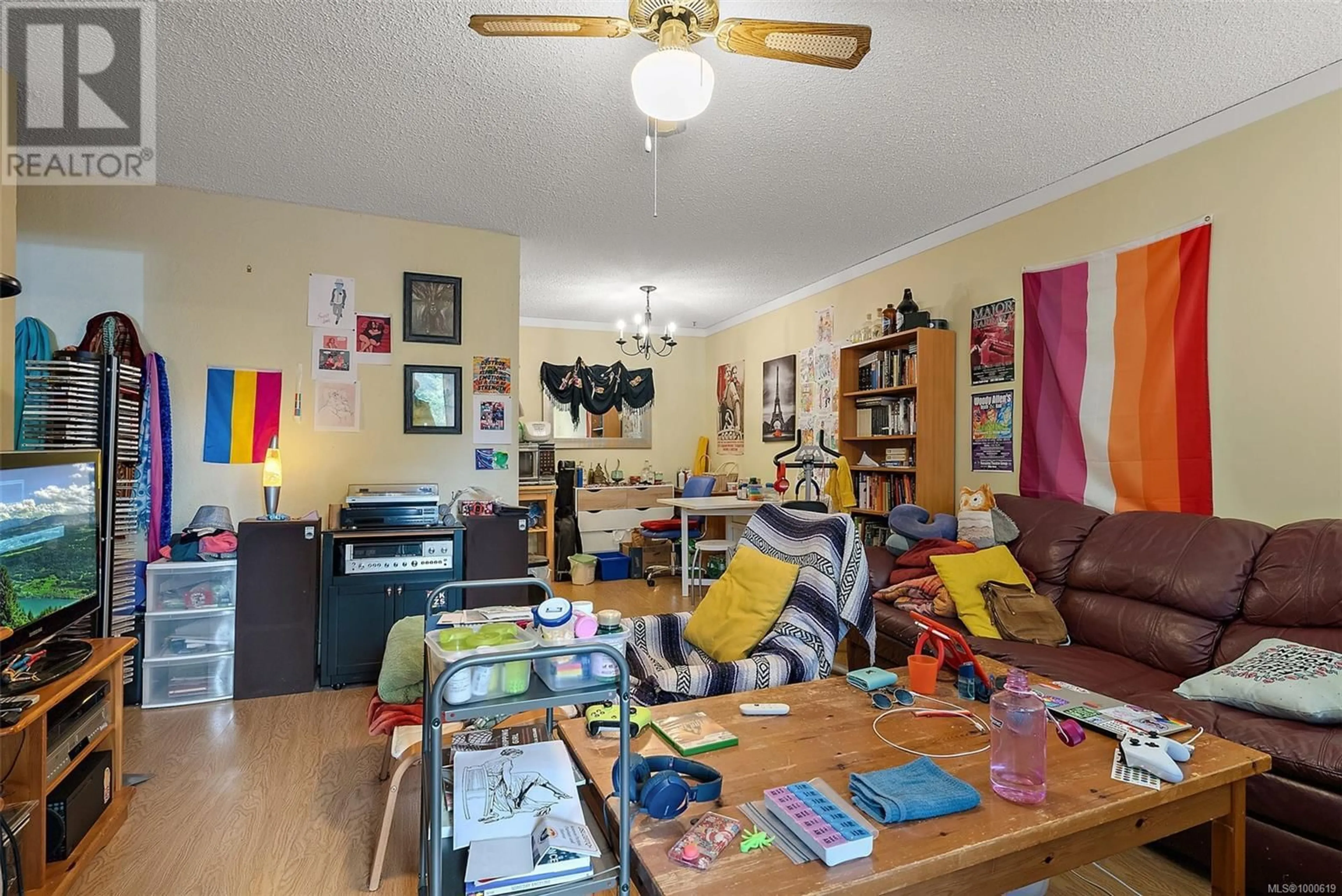 Living room with furniture, wood/laminate floor for 103 - 2610 GRAHAM STREET, Victoria British Columbia V8T3Y9