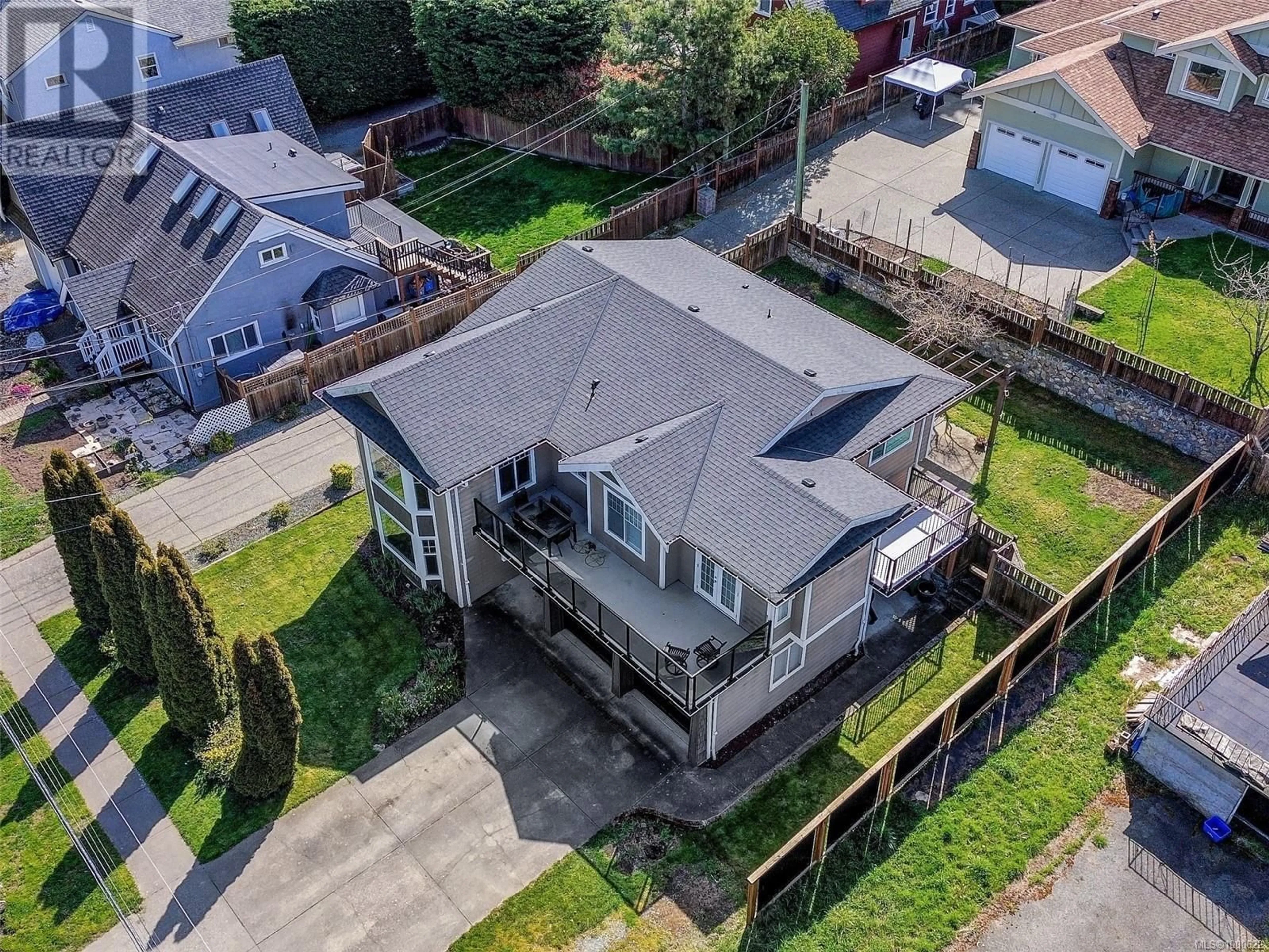 A pic from outside/outdoor area/front of a property/back of a property/a pic from drone, street for 919 LODGE AVENUE, Saanich British Columbia V8X3A9