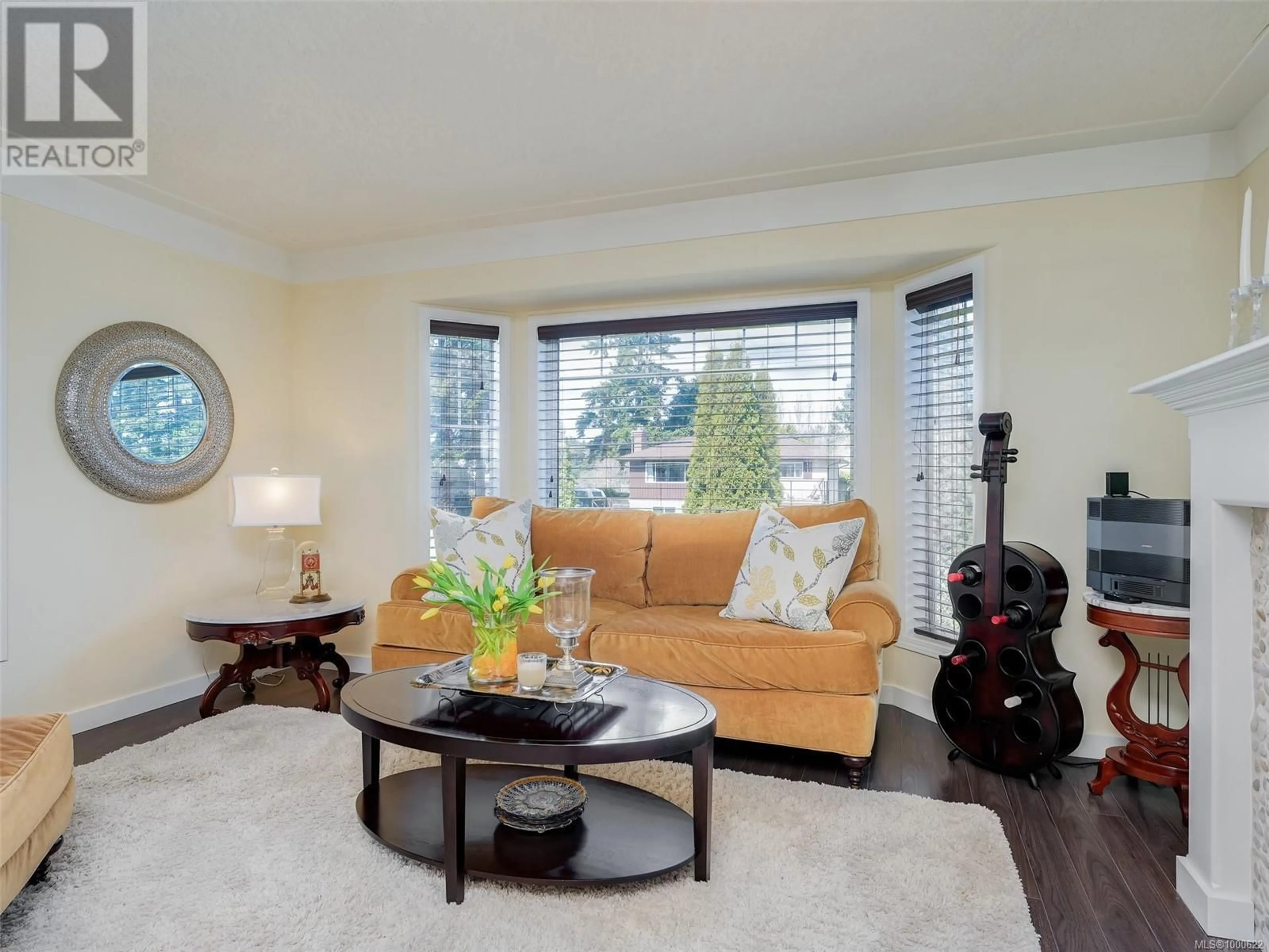 Living room with furniture, wood/laminate floor for 919 LODGE AVENUE, Saanich British Columbia V8X3A9