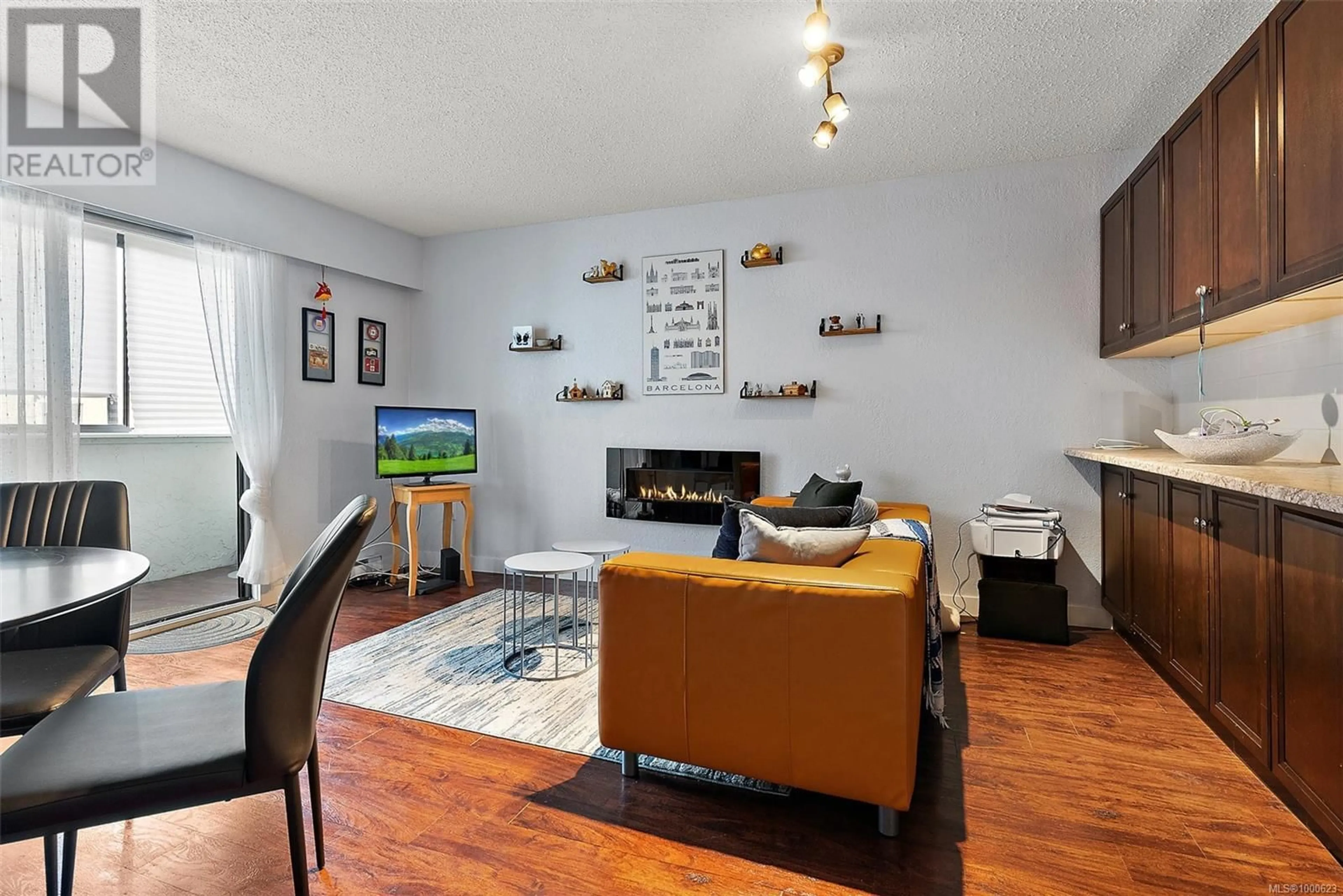 Living room with furniture, wood/laminate floor for 104 - 2610 GRAHAM STREET, Victoria British Columbia V8T3Y9