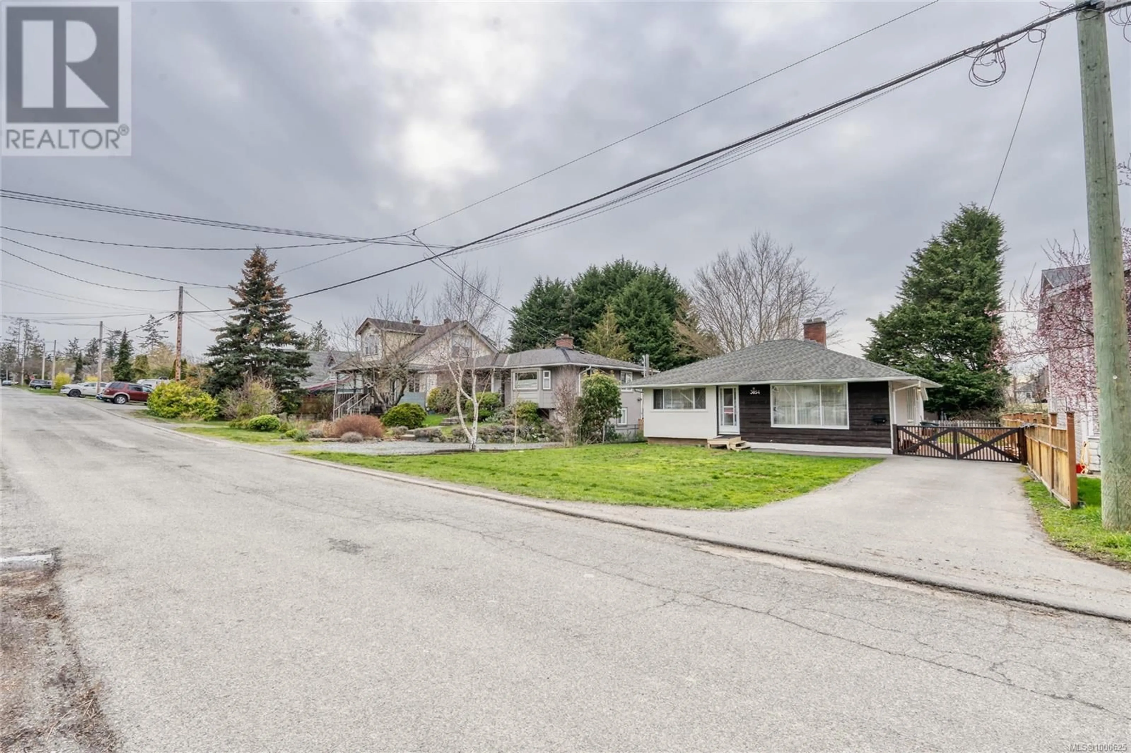 A pic from outside/outdoor area/front of a property/back of a property/a pic from drone, street for 3054 DONALD STREET, Saanich British Columbia V9B0W3