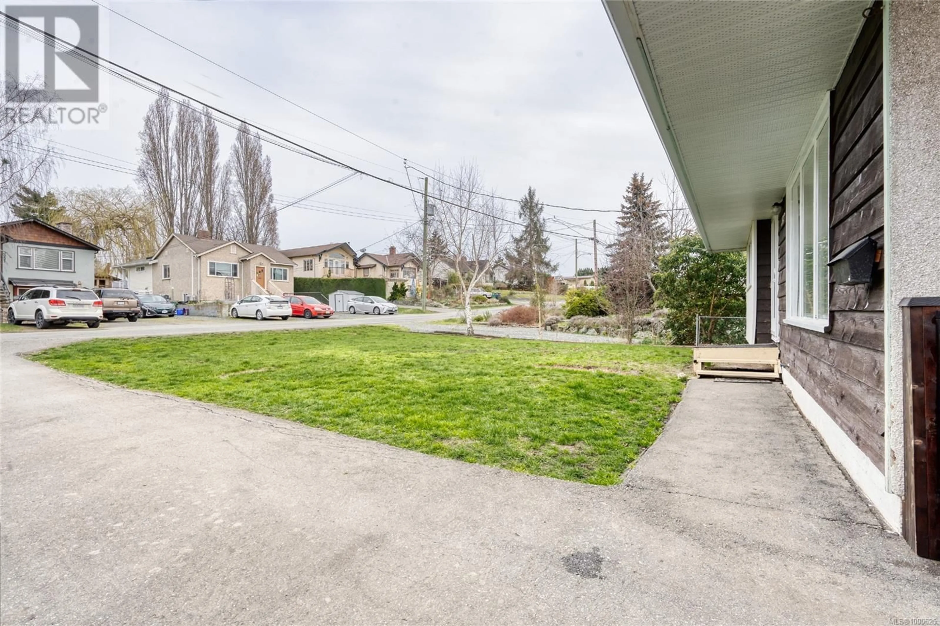 Patio, street for 3054 DONALD STREET, Saanich British Columbia V9B0W3